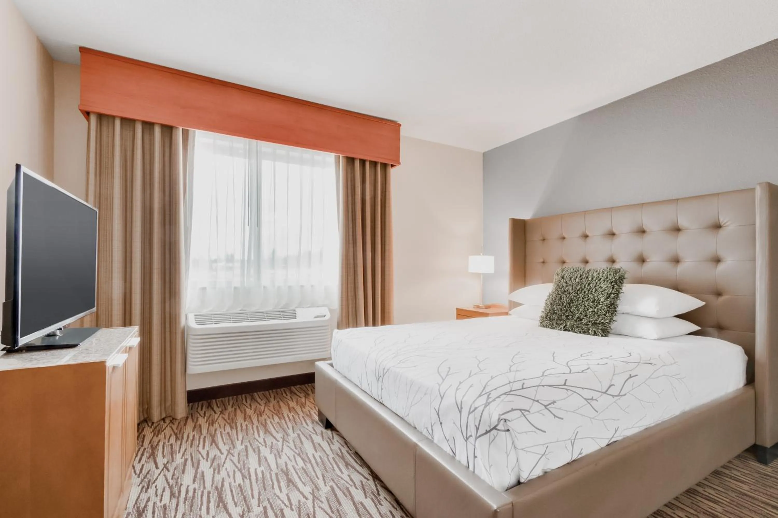 Photo of the whole room, Bed in Best Western PLUS Peppertree Airport Inn