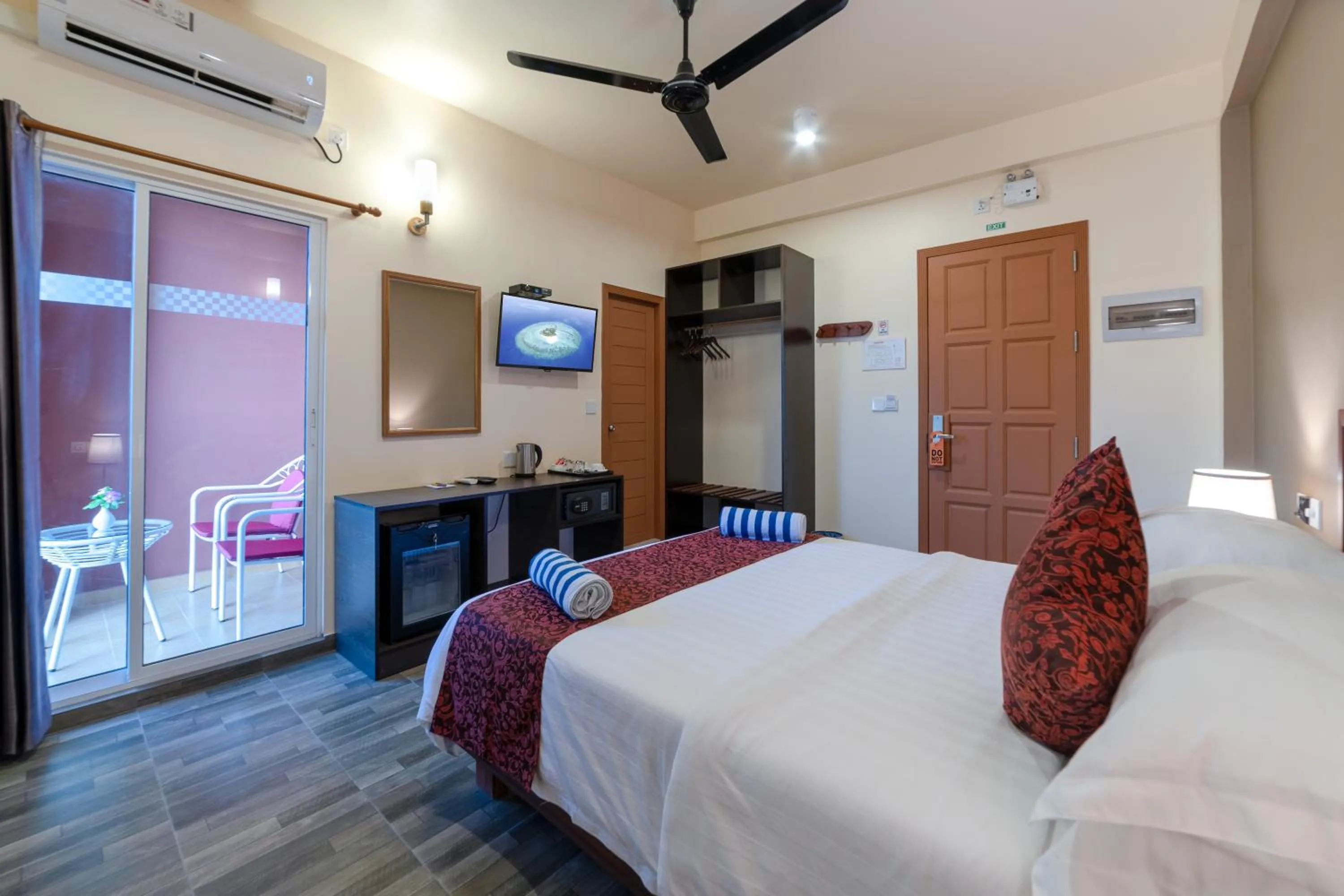 Photo of the whole room, Bed in Paguro Beach Inn