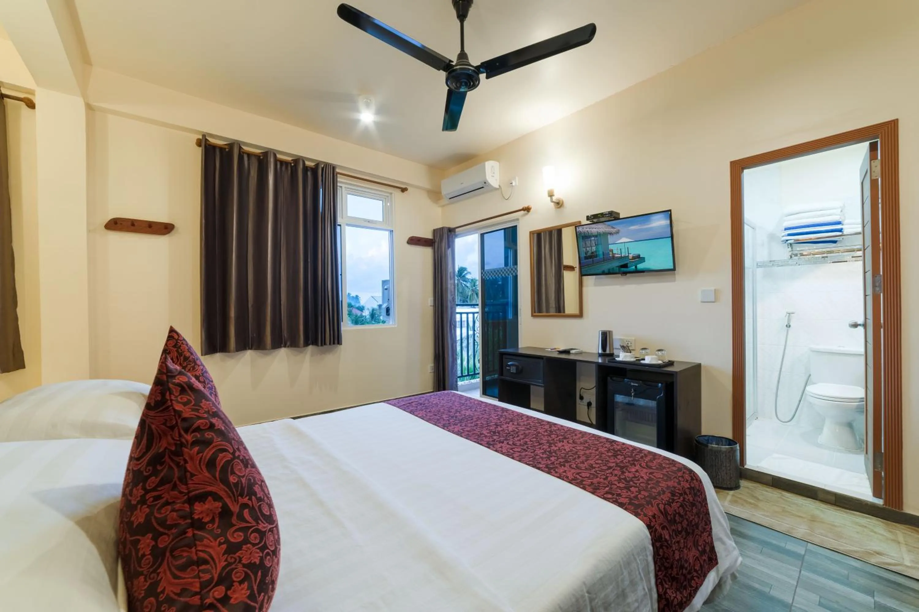 Bed in Paguro Beach Inn