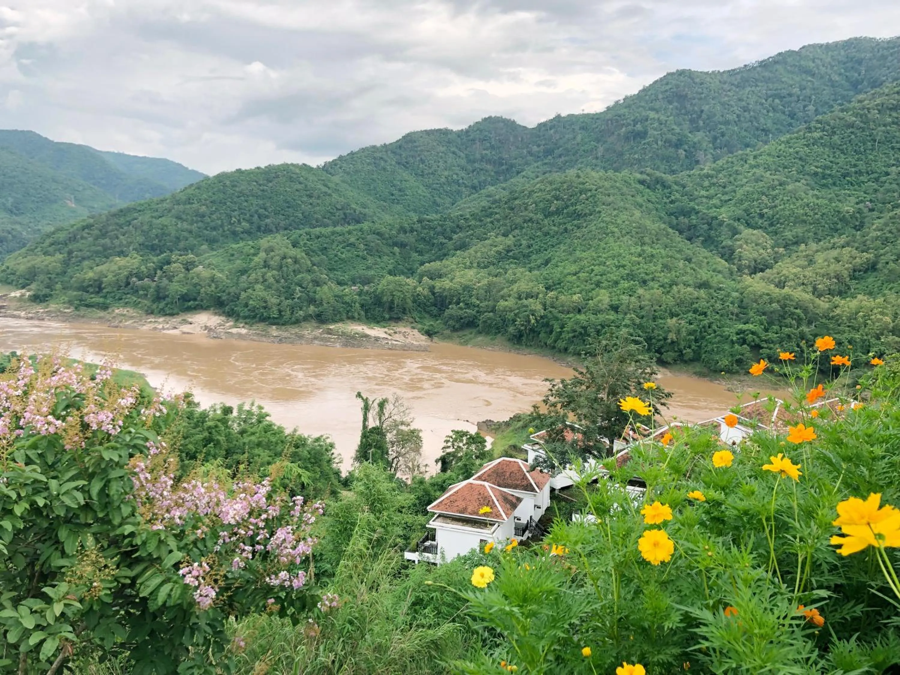 Property building in Le Grand Pakbeng