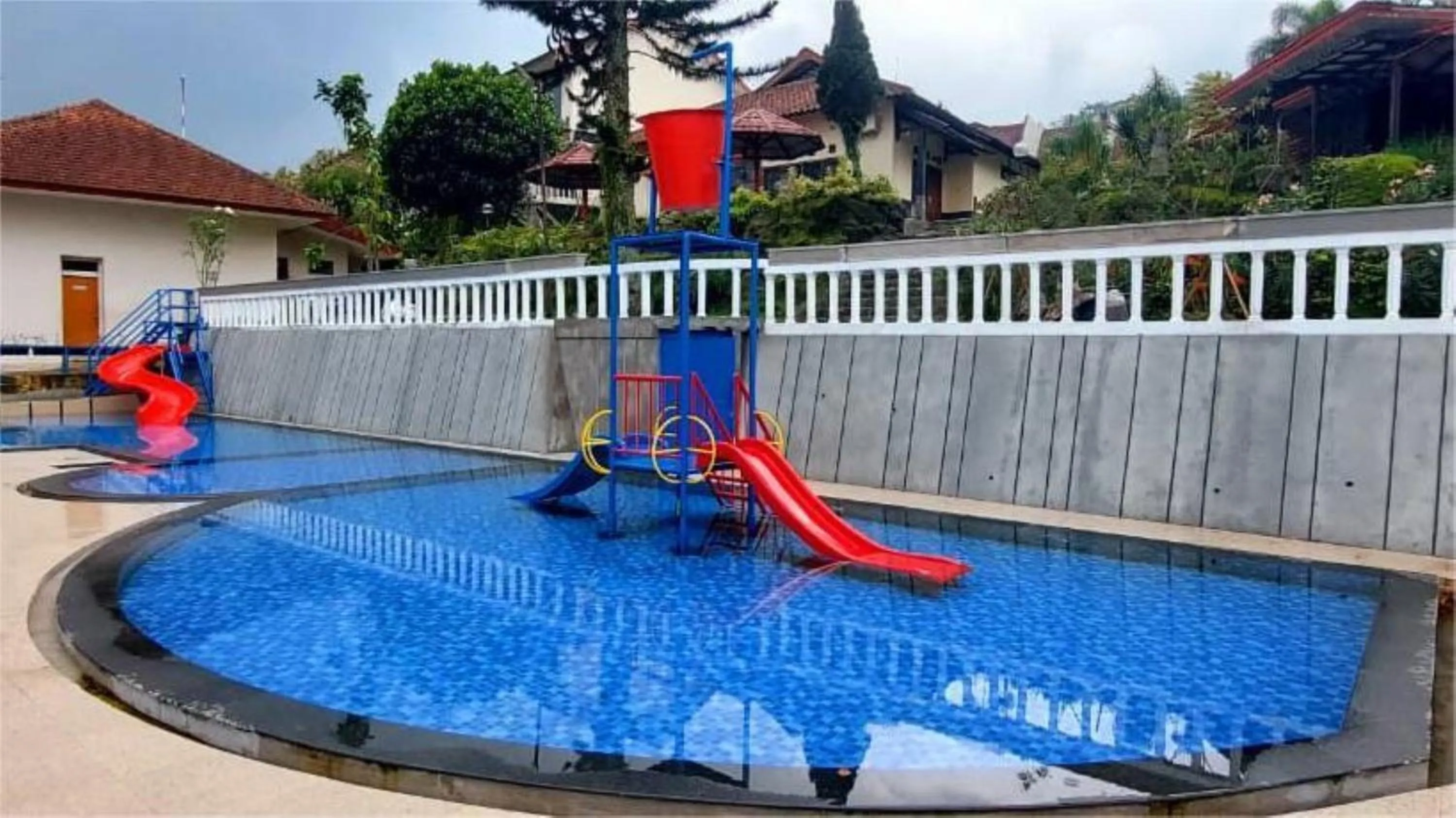 Swimming pool in Inna Tretes Hotel & Resort
