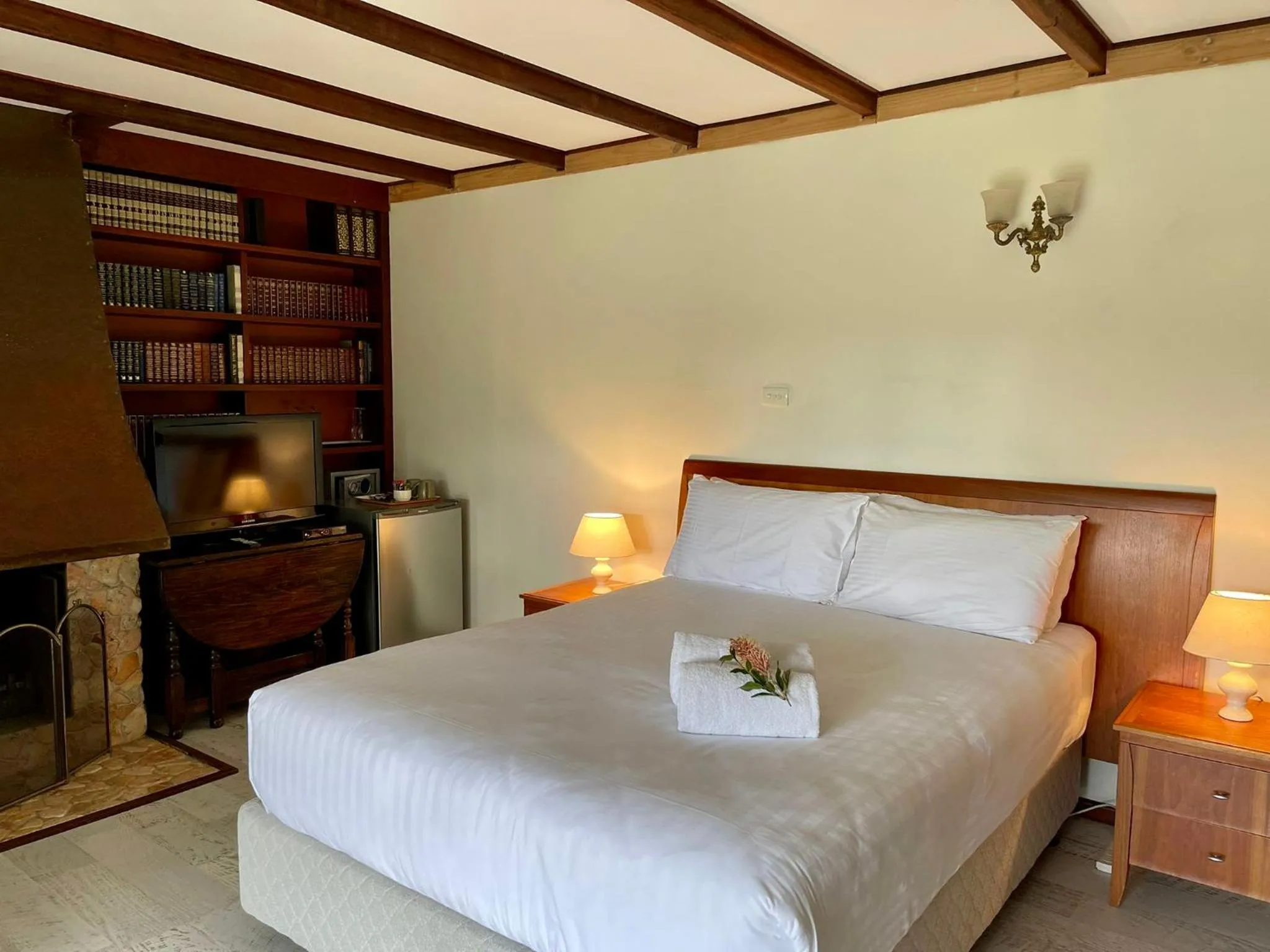 Bedroom, Bed in Sienna Lodge