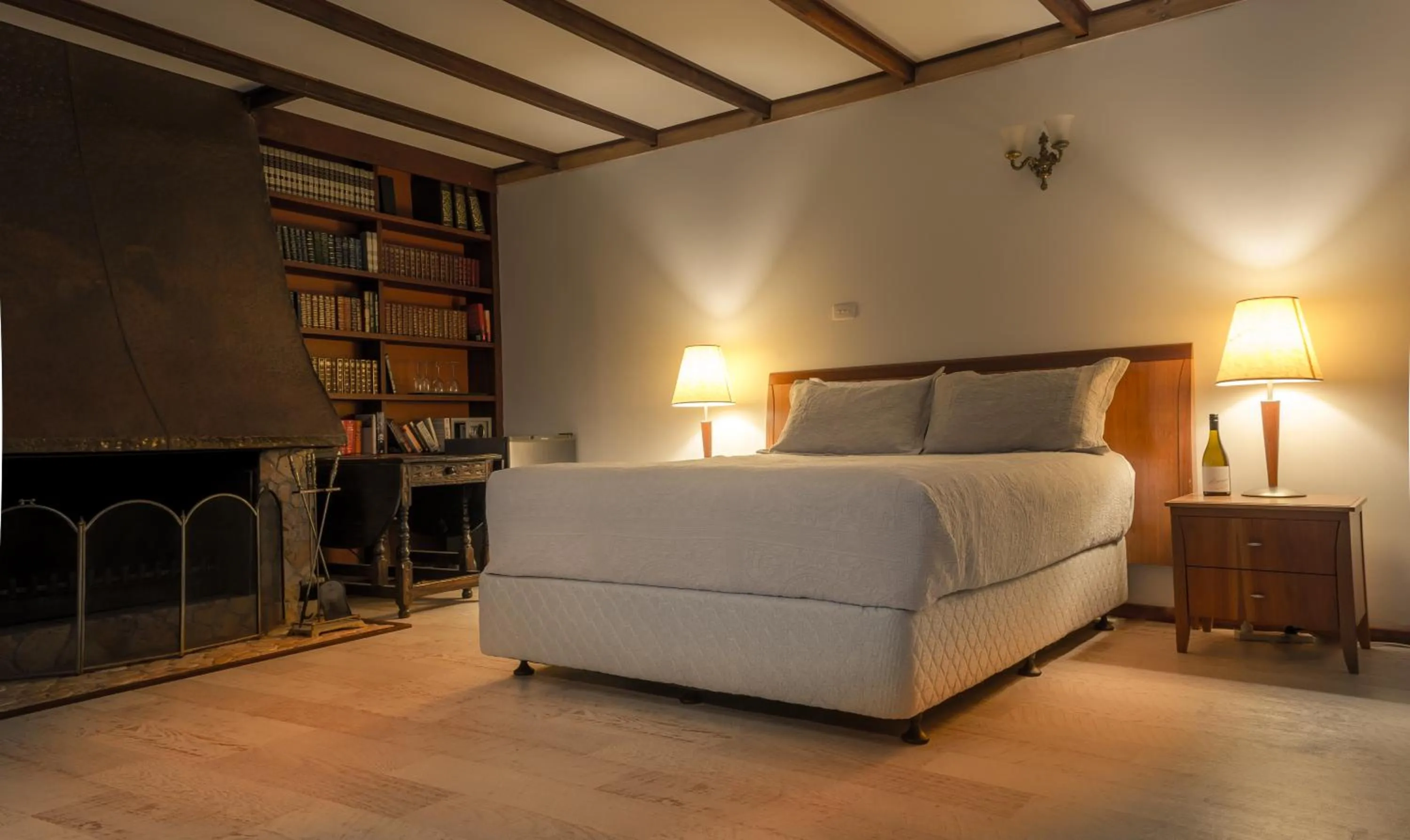 Bedroom, Bed in Sienna Lodge