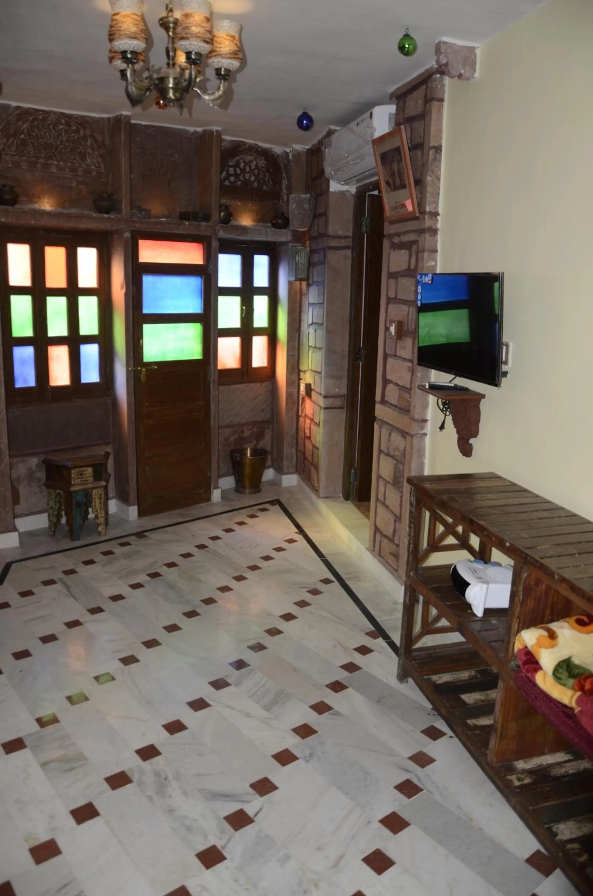 TV and multimedia in Raj Mandir Boutique Home Stay
