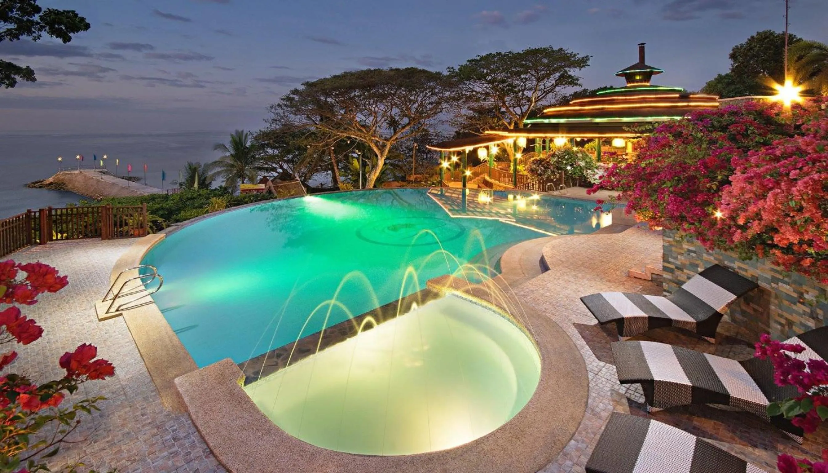 Swimming pool in Flushing Meadows Resorts & Playground