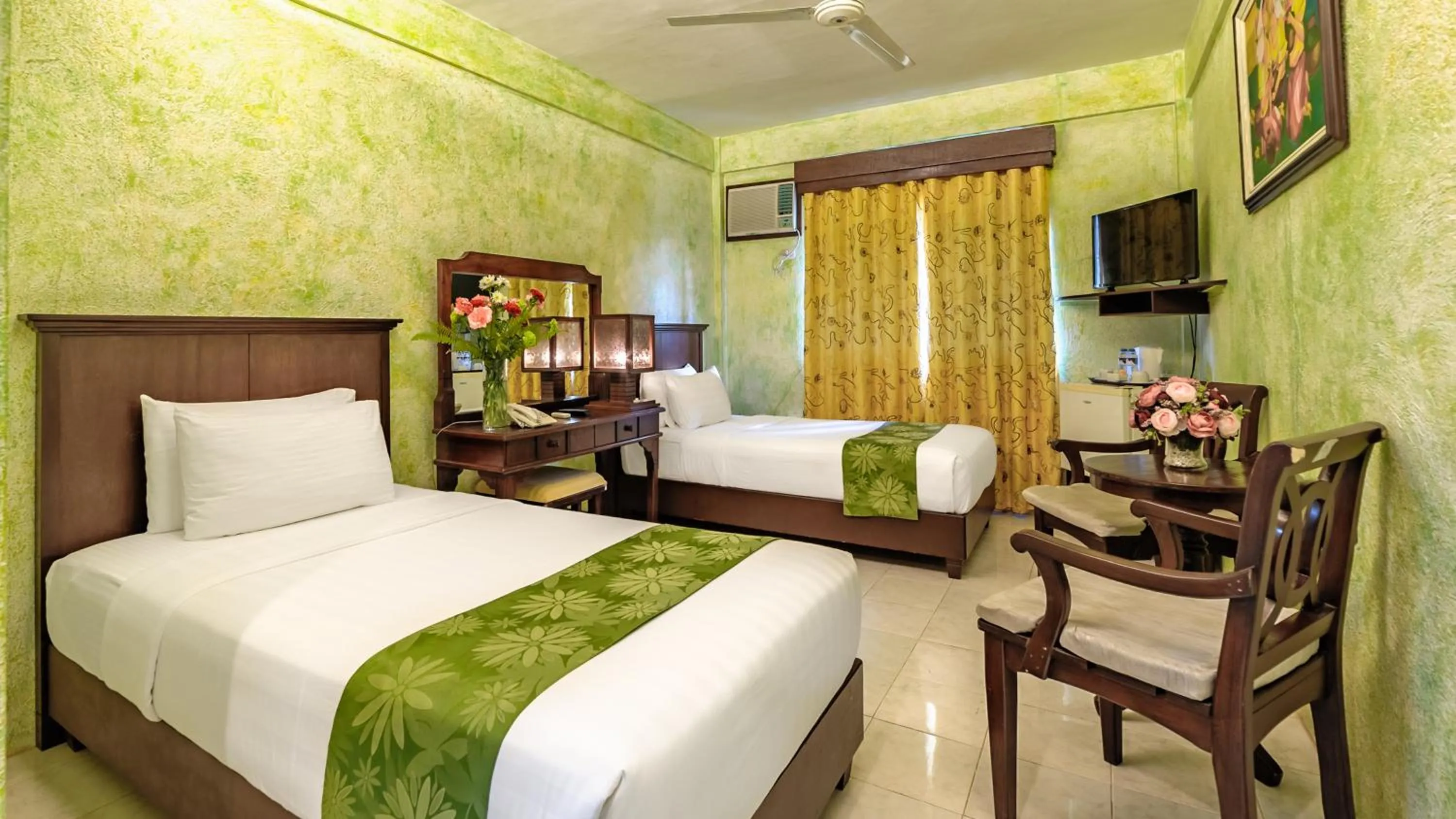 Photo of the whole room, Bed in Flushing Meadows Resorts & Playground