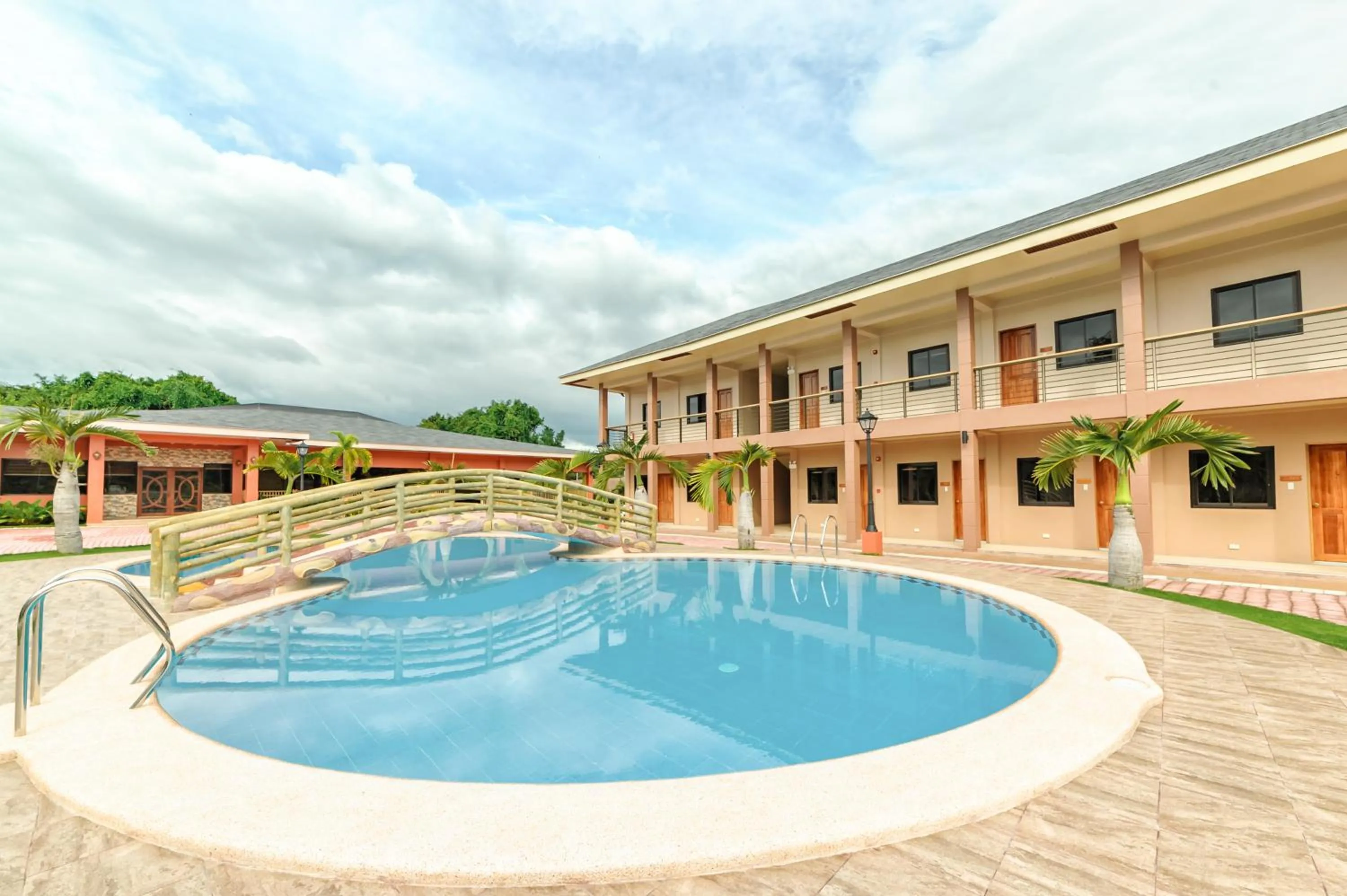 Swimming pool in Flushing Meadows Resorts & Playground