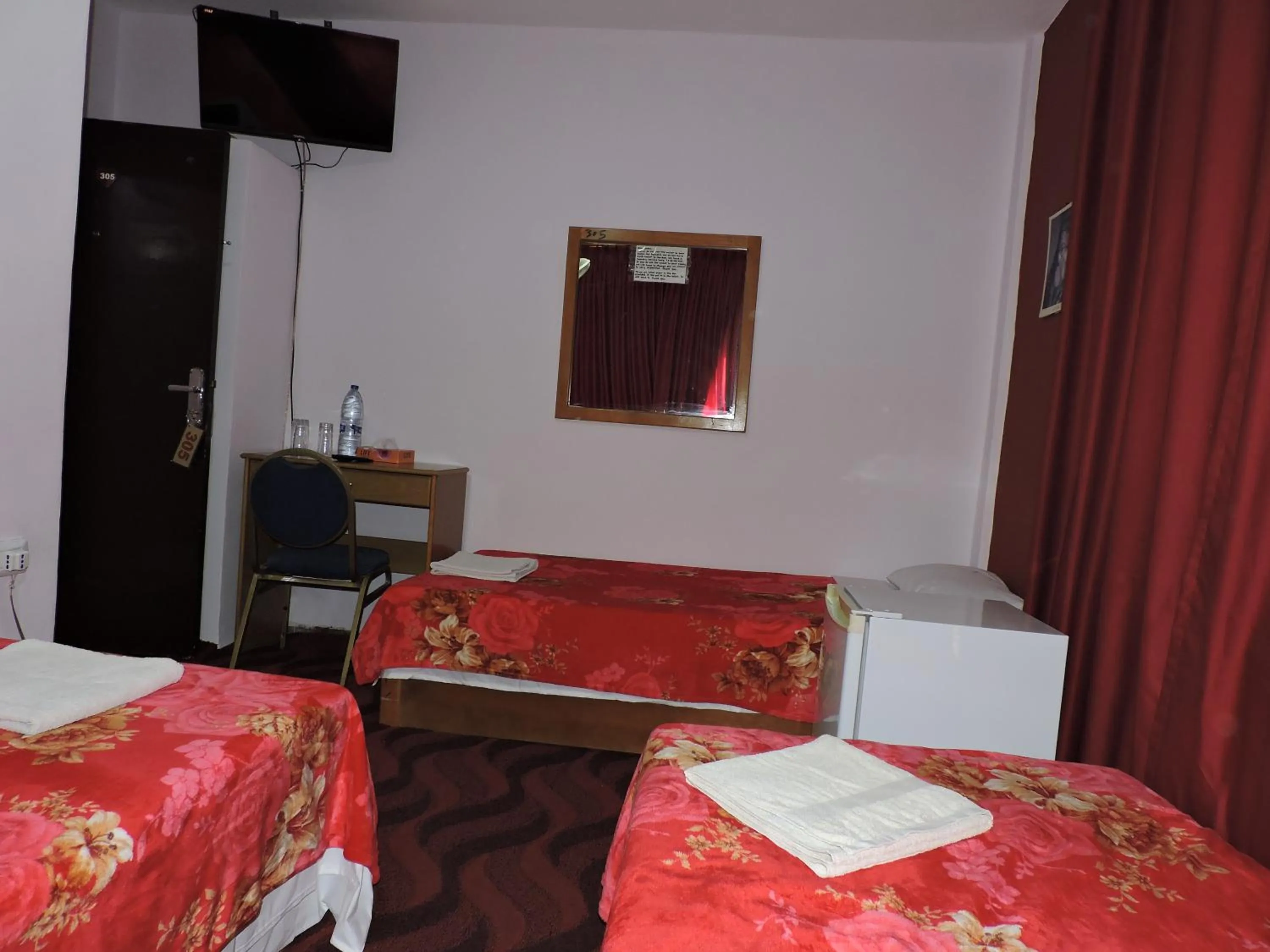 Bedroom, Bed in Valentine Inn