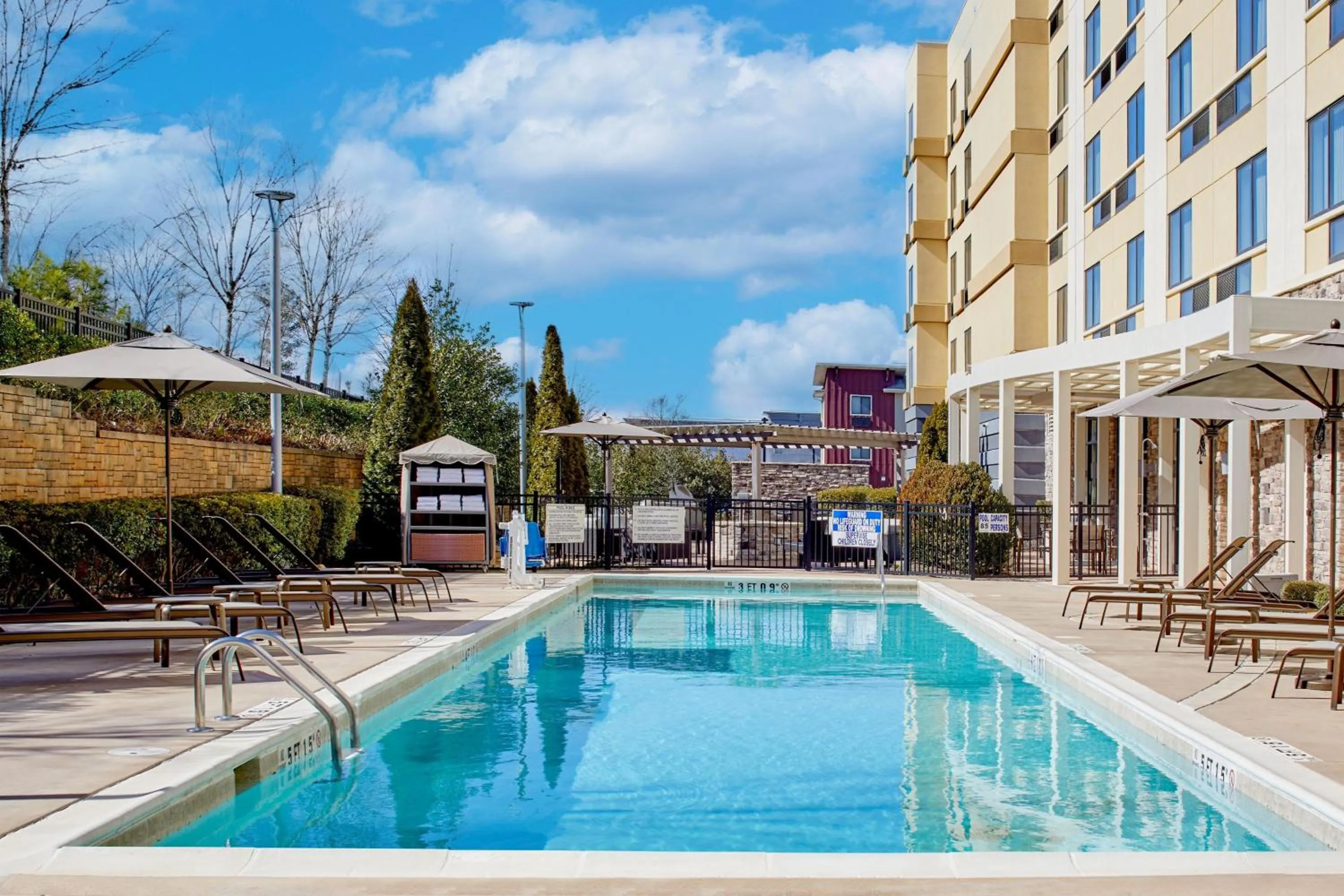 Swimming pool in Courtyard by Marriott Atlanta Lithia Springs
