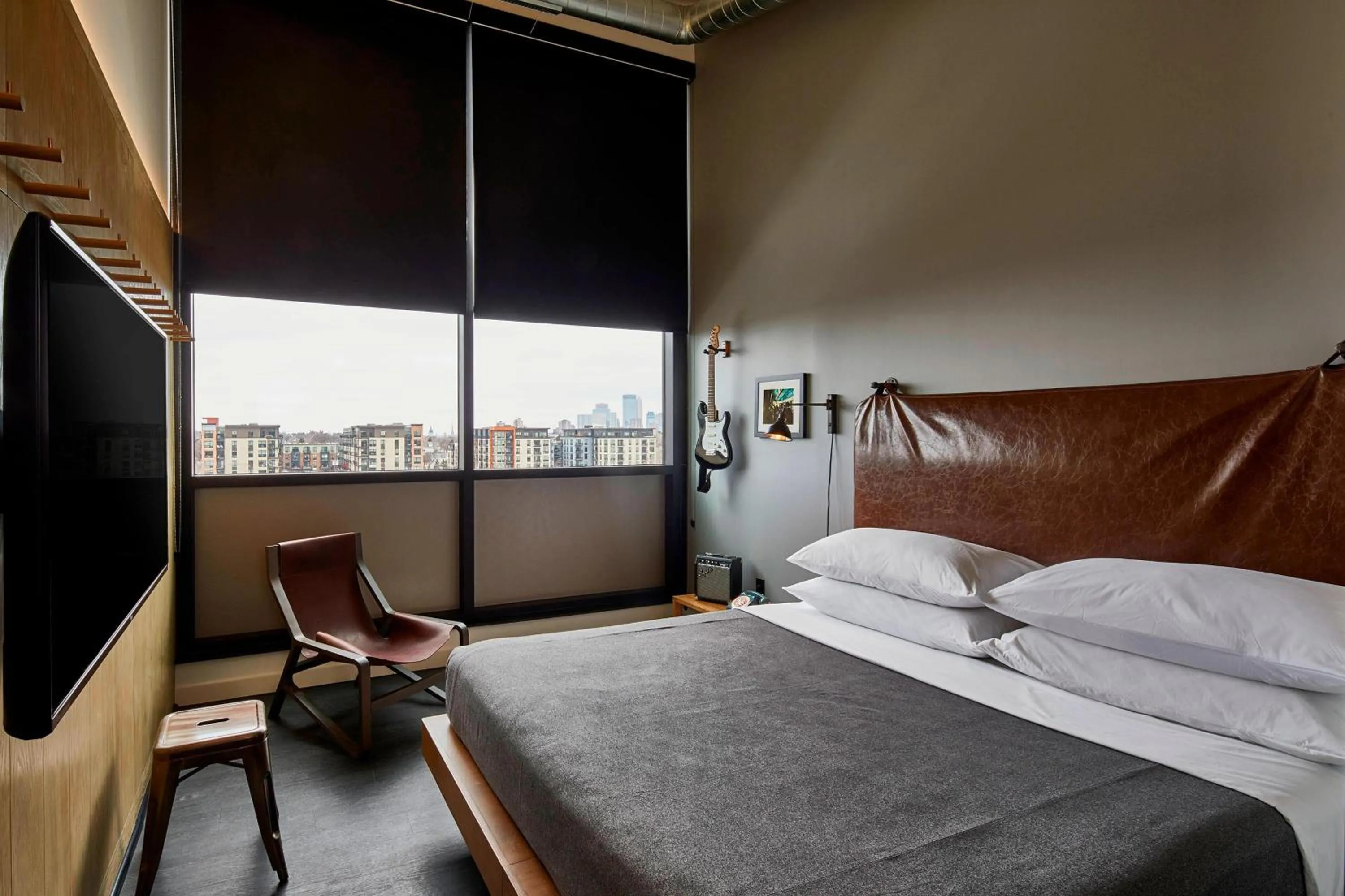 Bedroom, Bed in MOXY Minneapolis Uptown