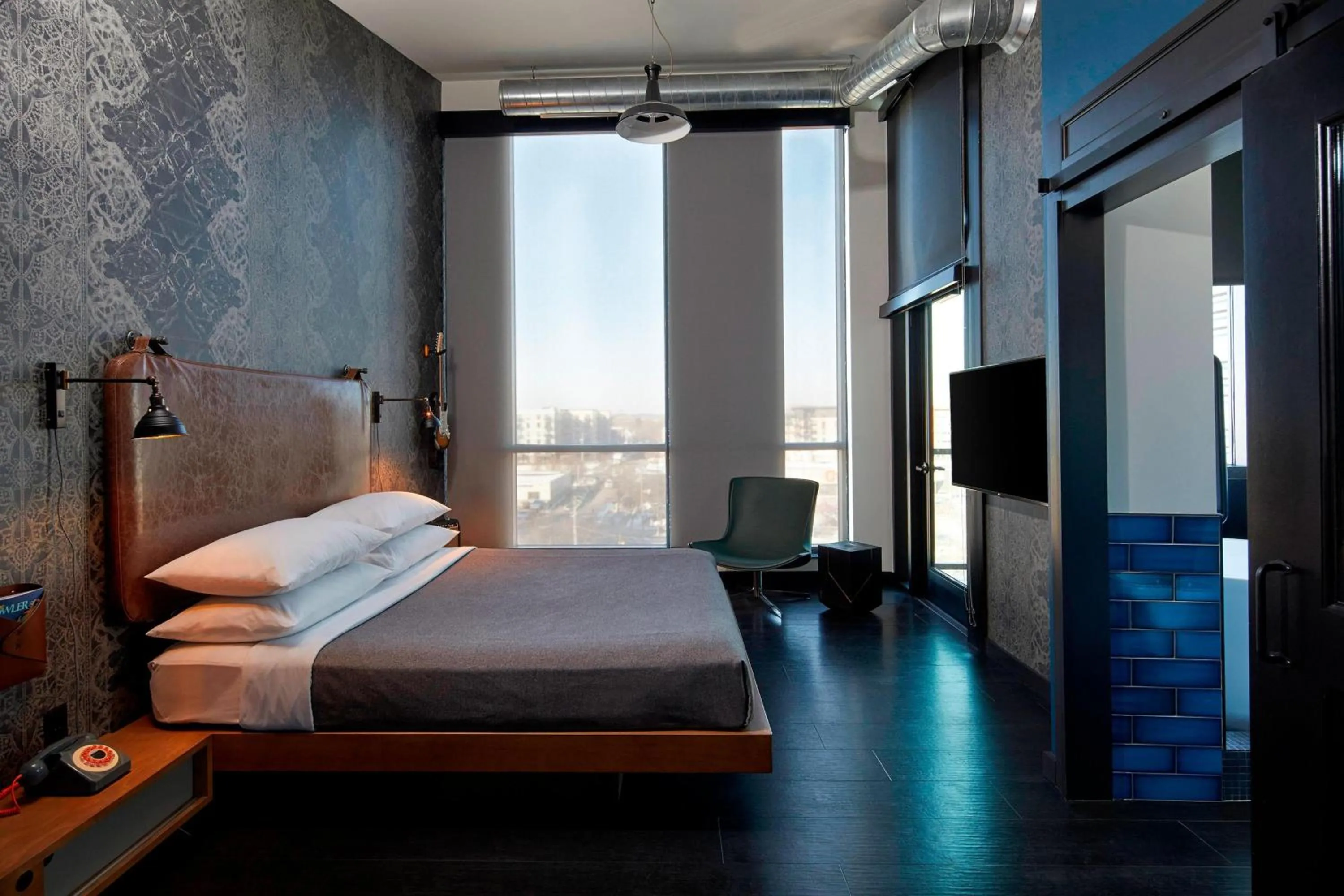 Photo of the whole room, Bed in MOXY Minneapolis Uptown