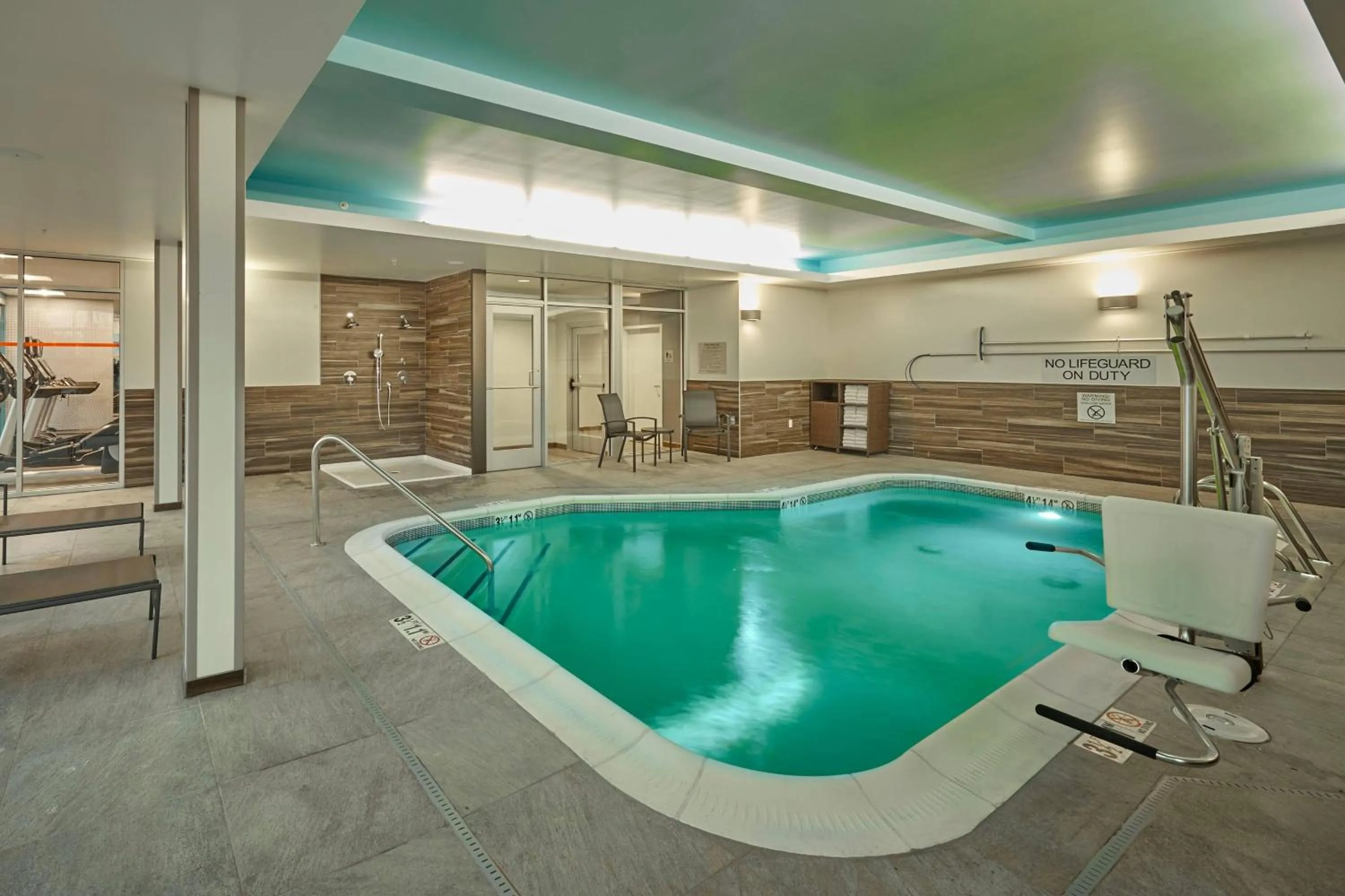 Swimming pool in Fairfield Inn & Suites by Marriott Grand Mound Centralia