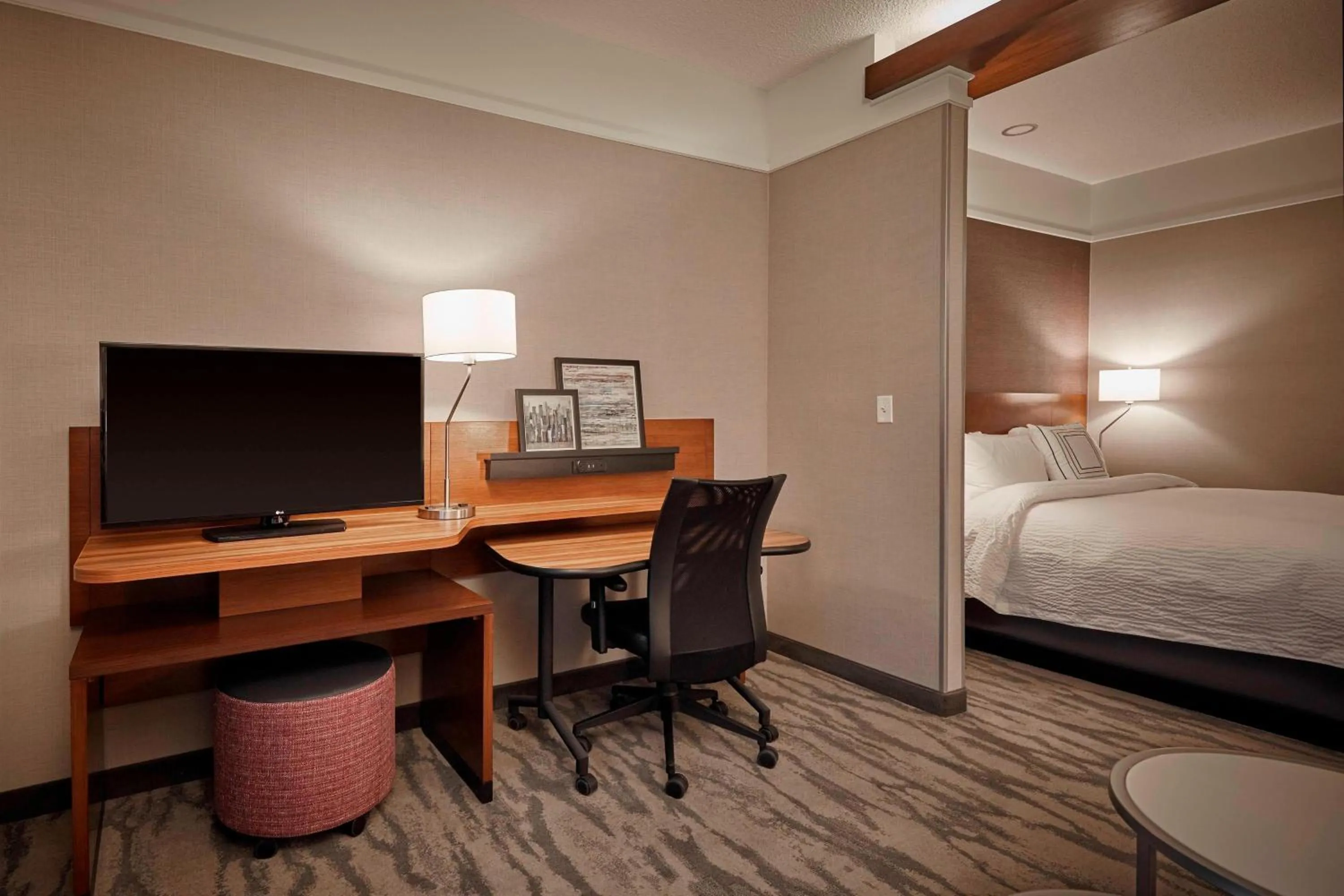 Photo of the whole room, Bed in Fairfield Inn & Suites by Marriott Grand Mound Centralia