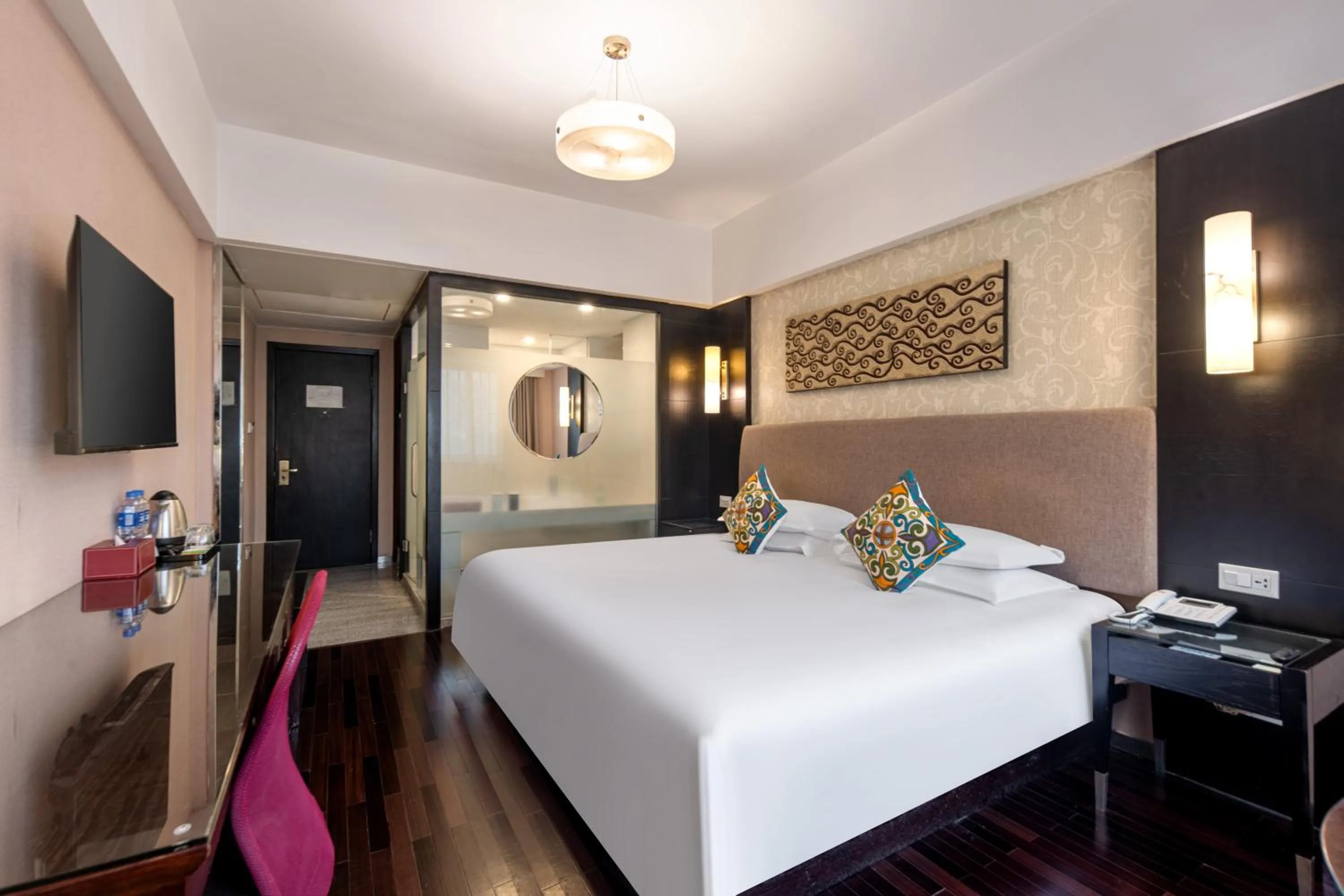 Photo of the whole room, Bed in SSAW Boutique Hotel Hangzhou West Lake Yilian