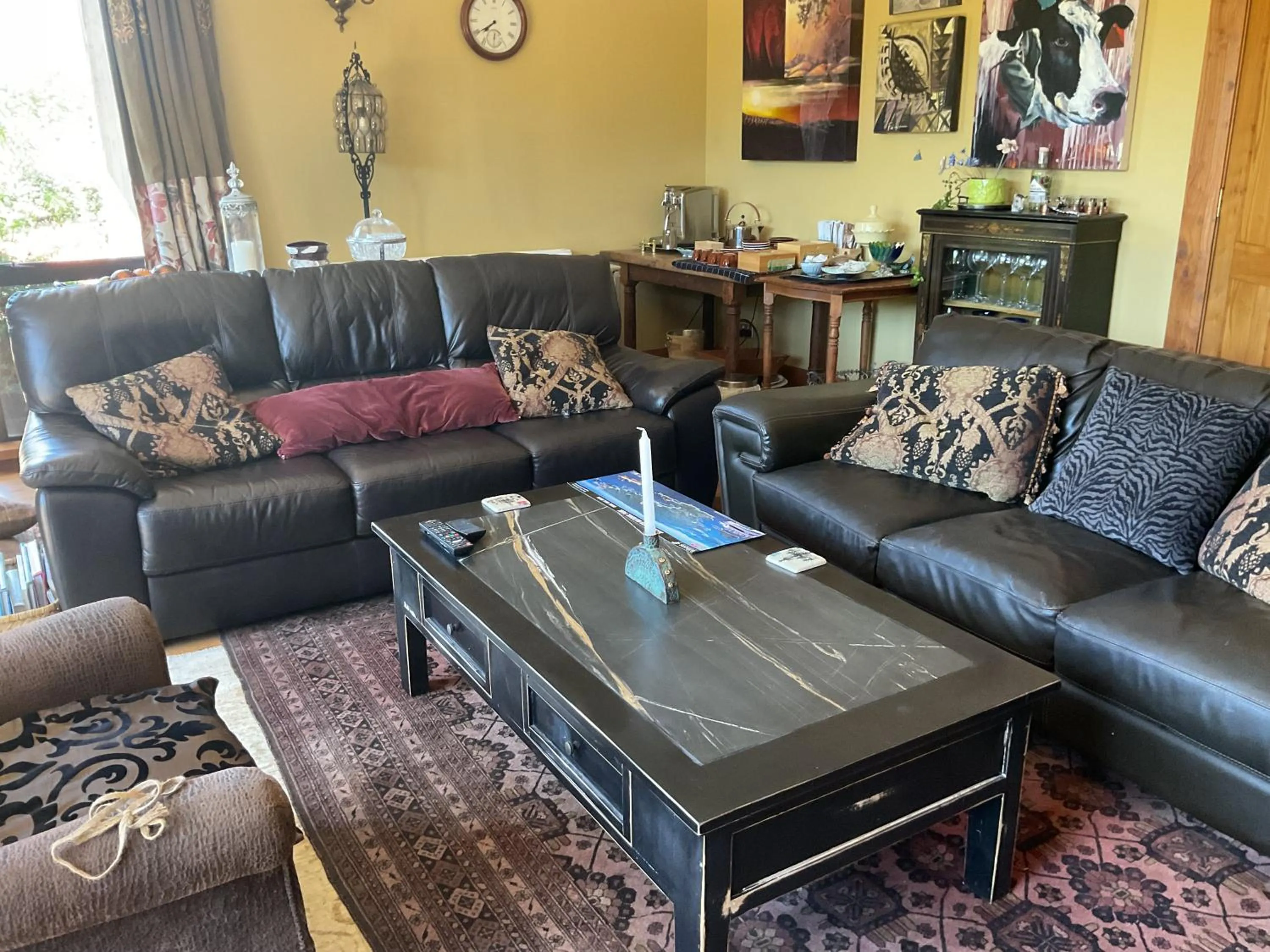 Living room in Redwood Valley B & B