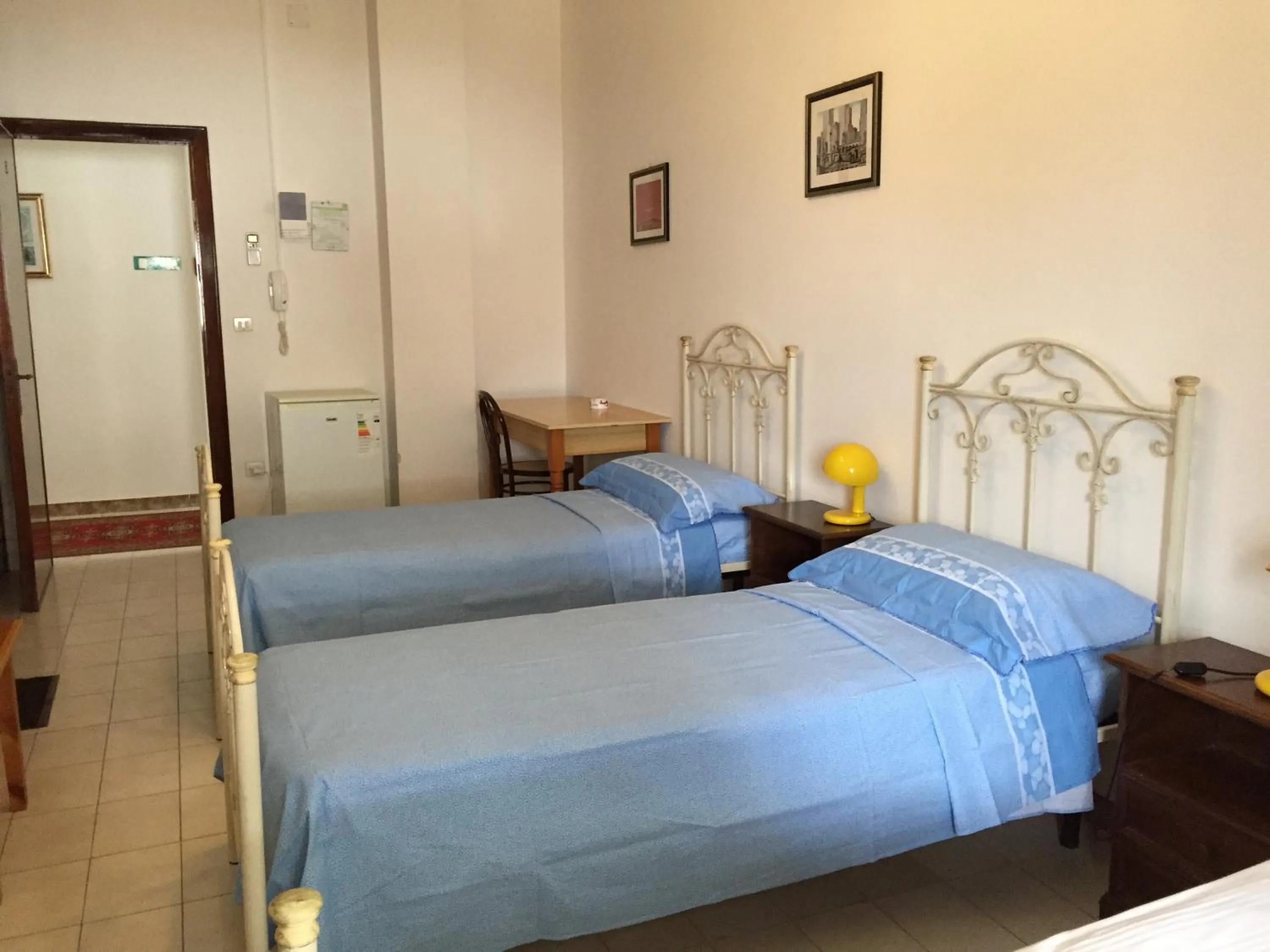 Bed in Albergo Europa