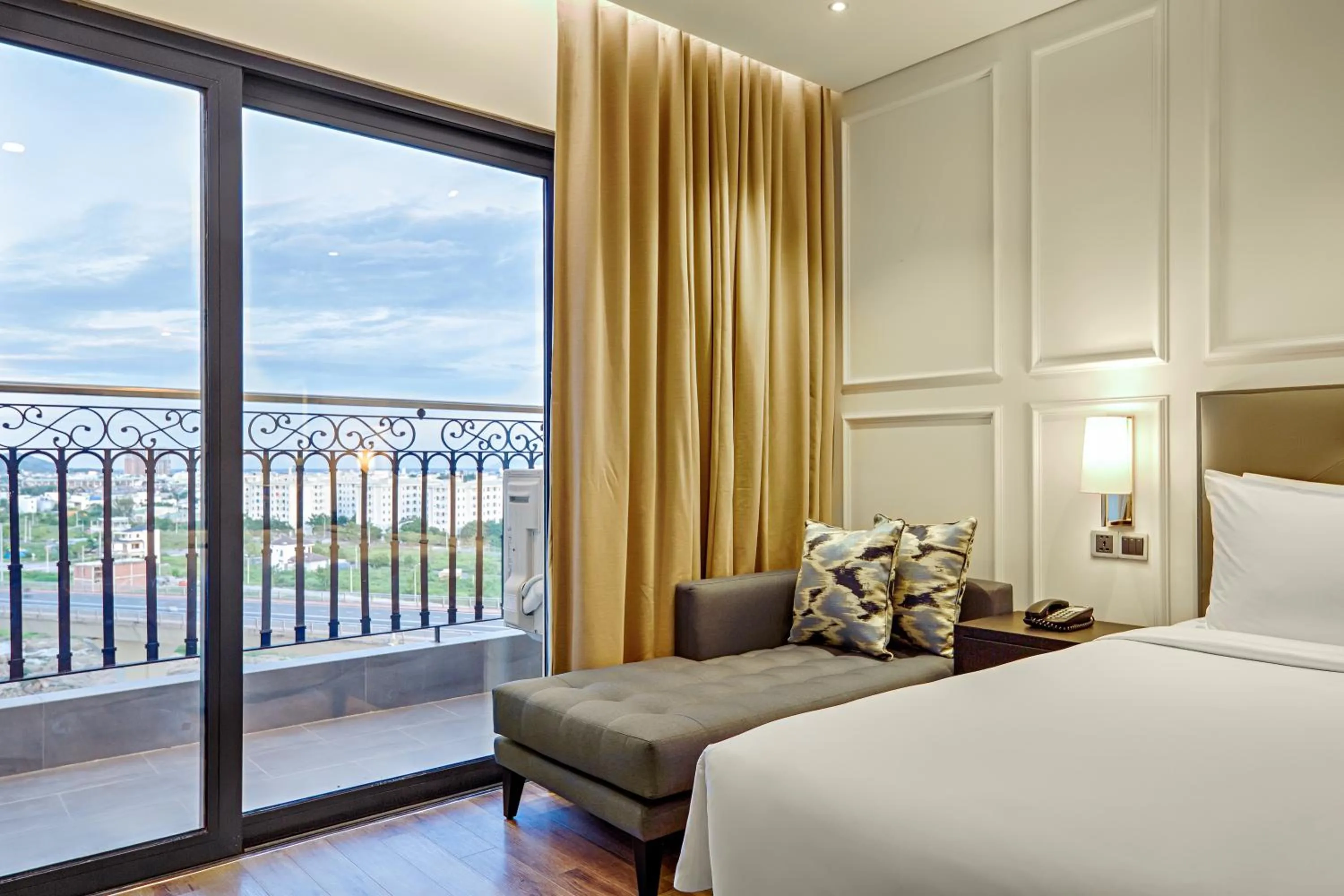 Bed in Wyndham Danang Golden Bay - Free Shuttle Bus to Beach