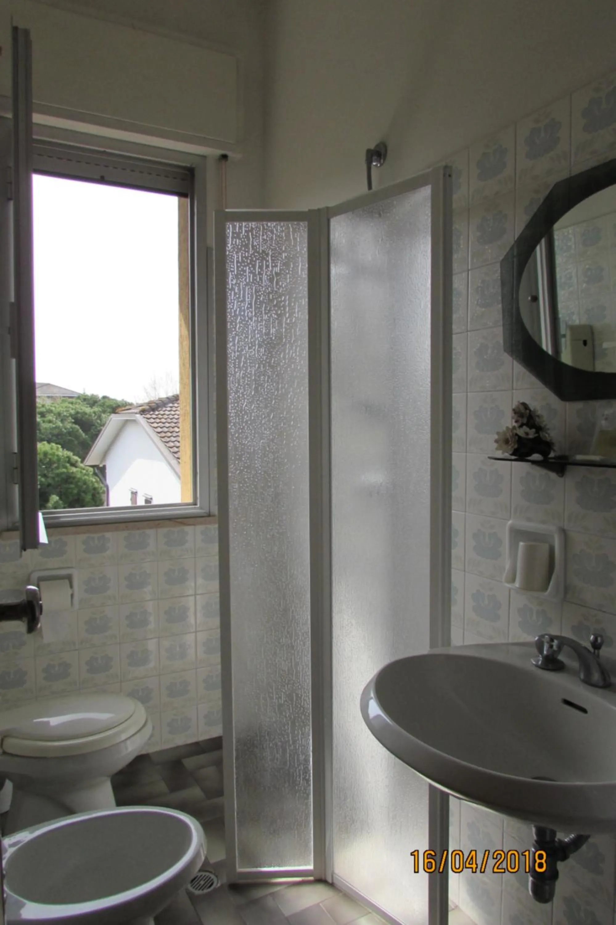 Shower in Hotel Toschi