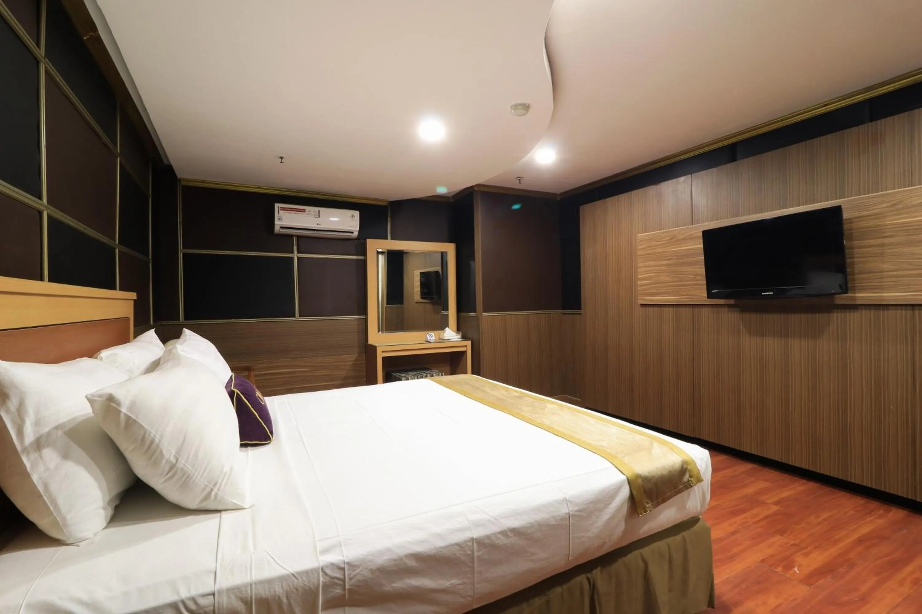 Photo of the whole room, Bed in Coins Hotel Jakarta