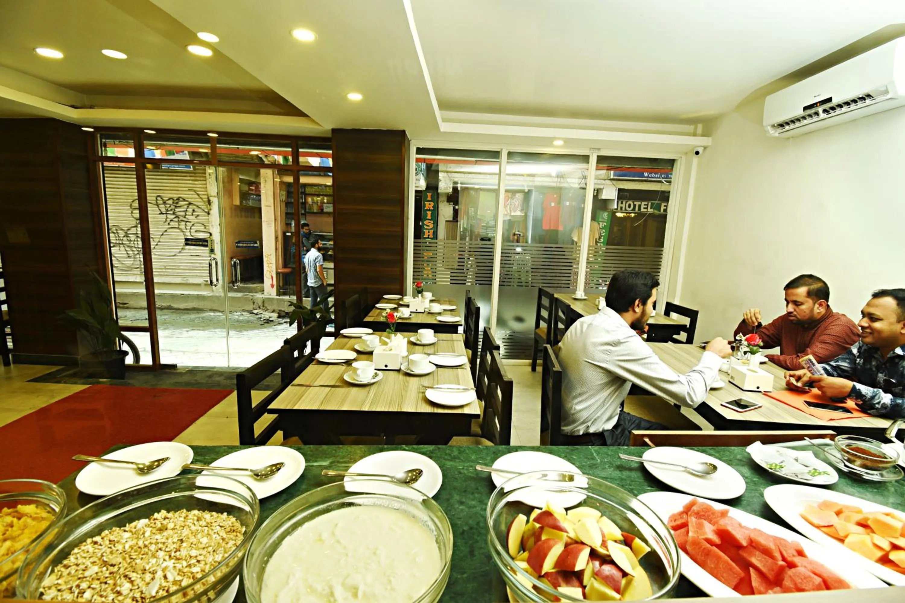 Restaurant/places to eat in Hotel Next Home formerly Hotel Royal Suite