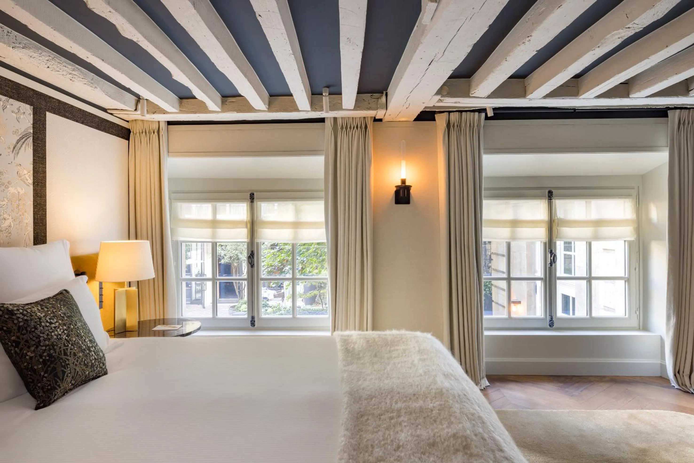 Bedroom, Bed in Le Pavillon de la Reine & Spa, Place des Vosges