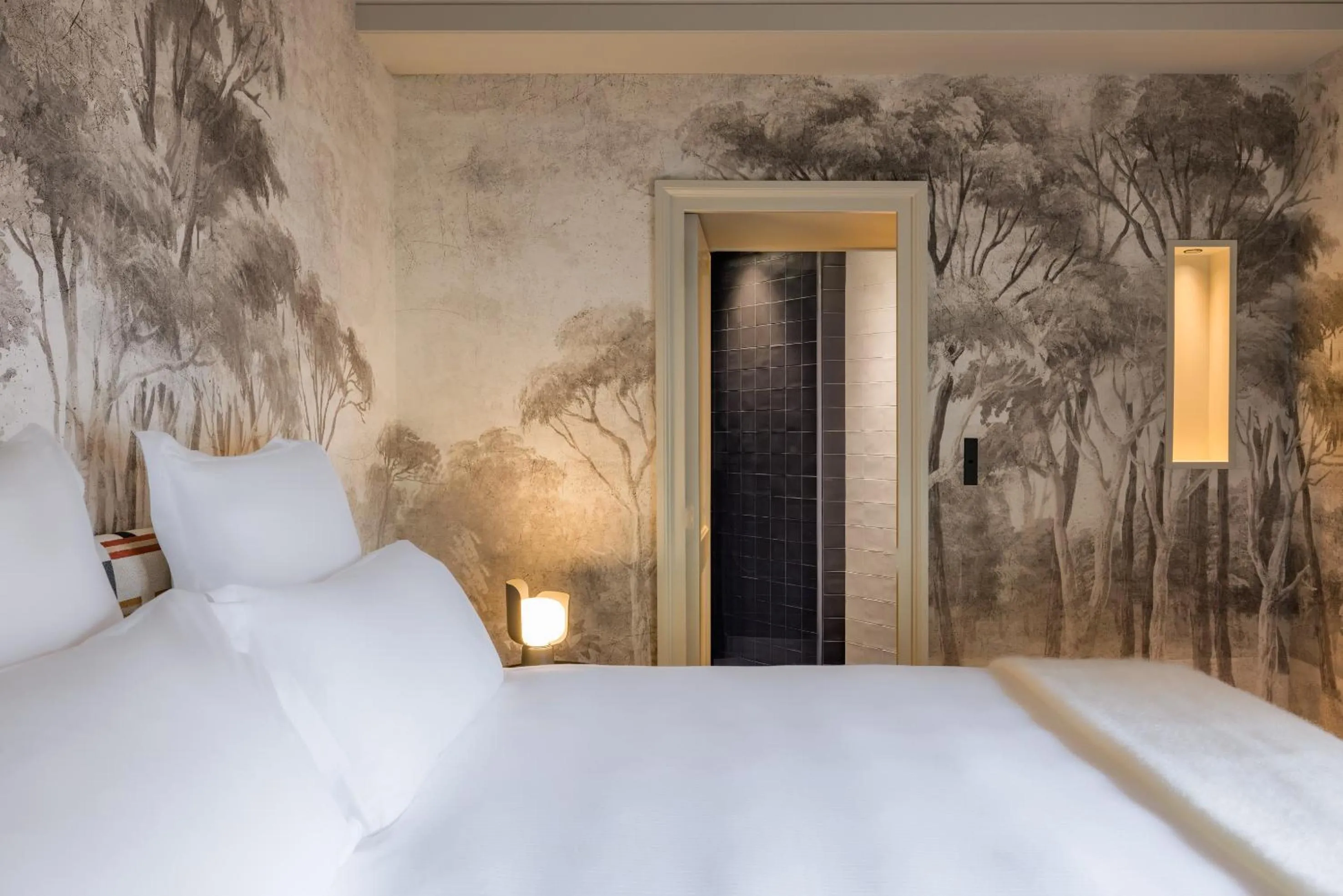 Bedroom, Bed in Le Pavillon de la Reine & Spa, Place des Vosges