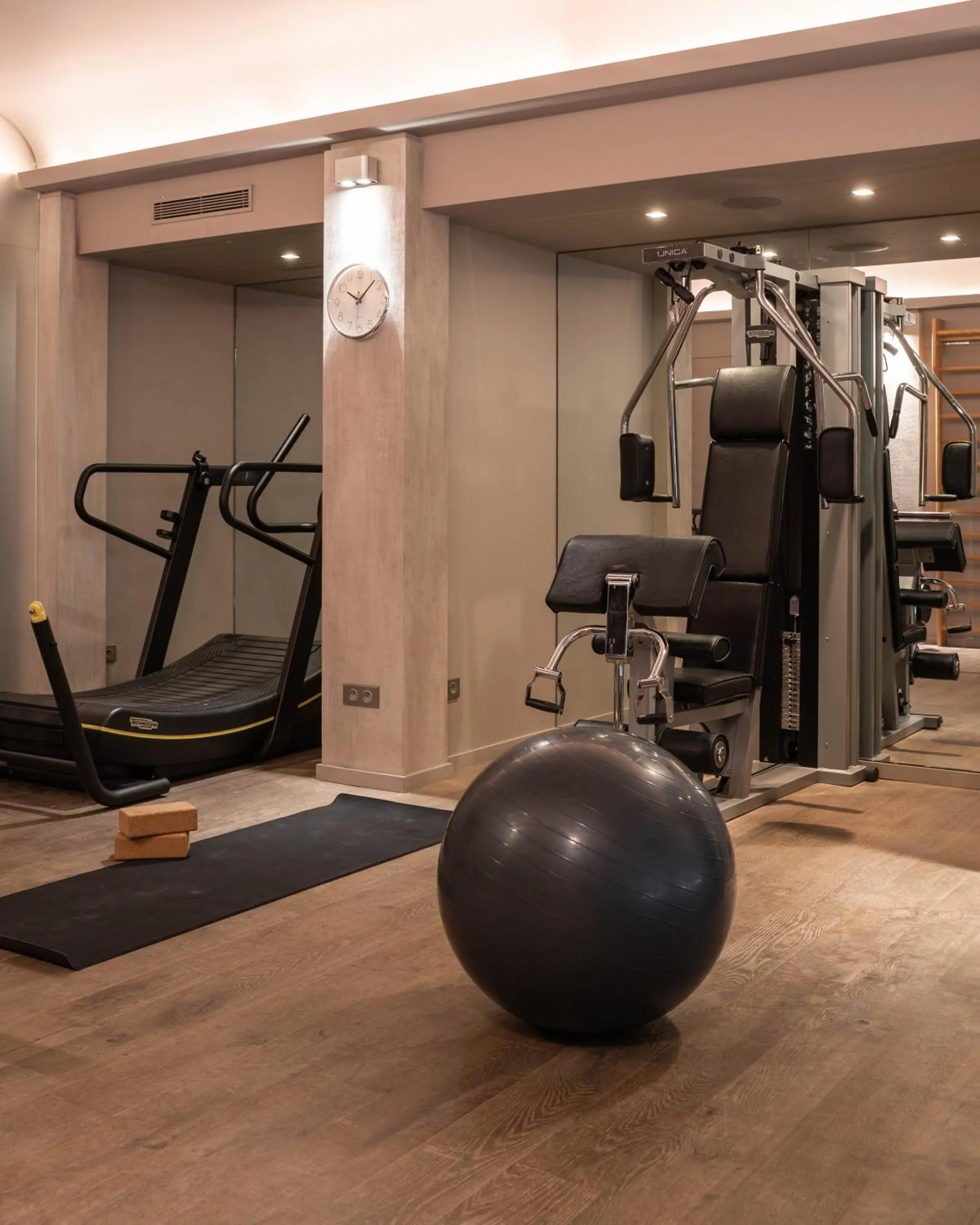 Fitness centre/facilities in Le Pavillon de la Reine & Spa, Place des Vosges