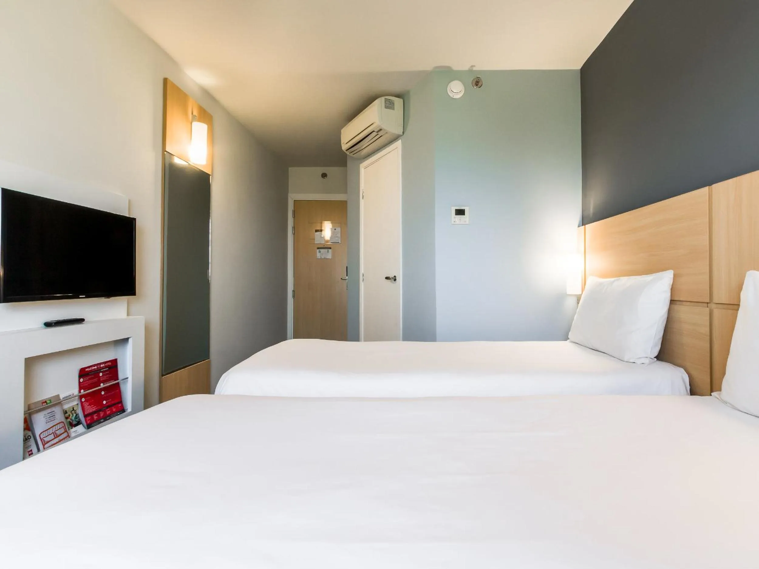 Photo of the whole room, Bed in ibis Marilia