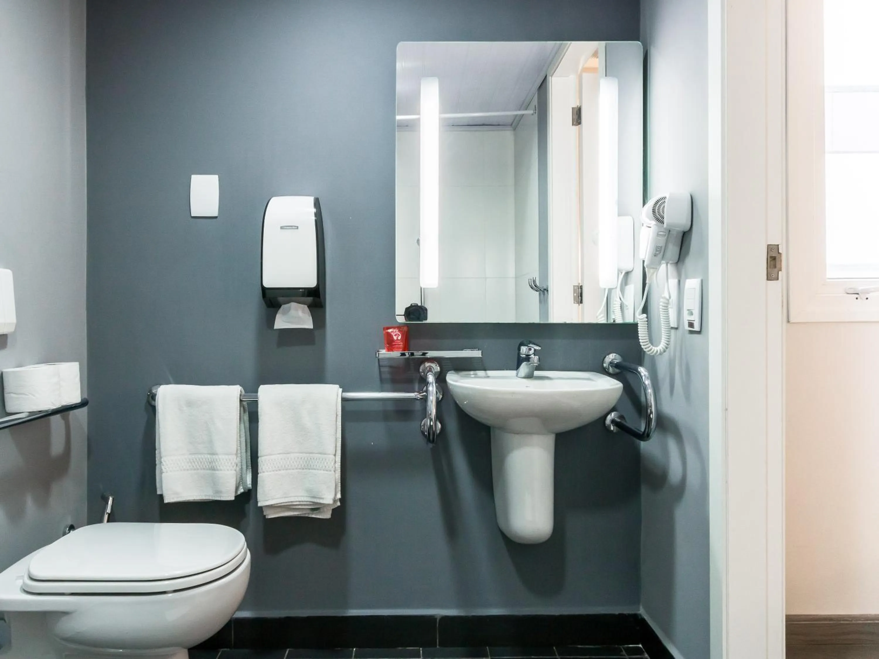 Bathroom in ibis Marilia