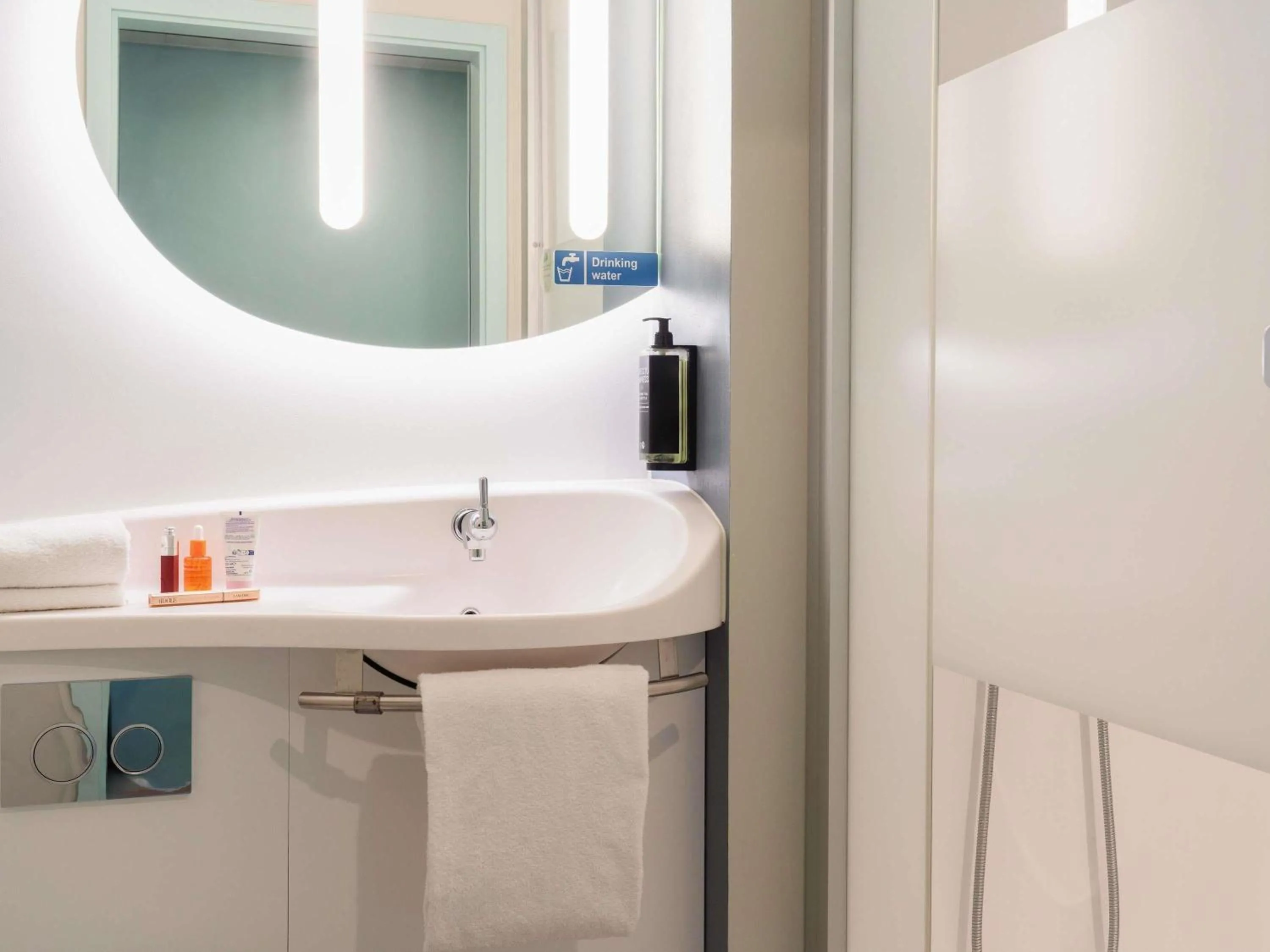 Bedroom in ibis budget Geneve Palexpo Aeroport