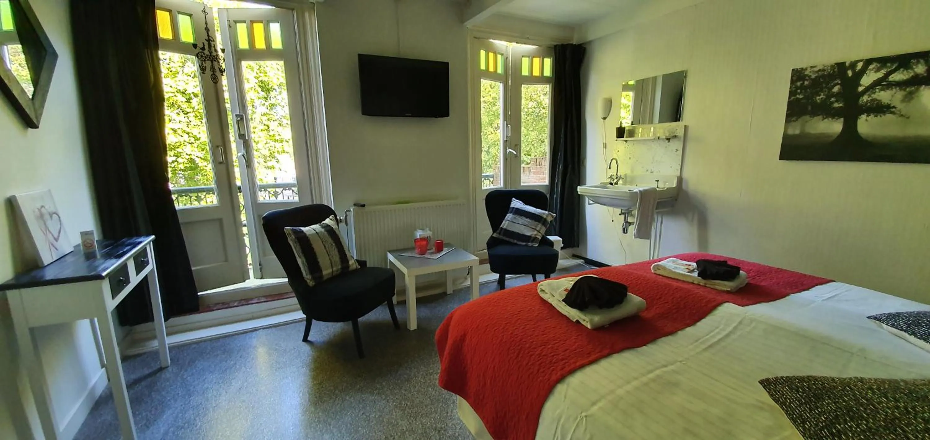 Photo of the whole room, TV/Entertainment Center in B&B Blauwestadhoeve