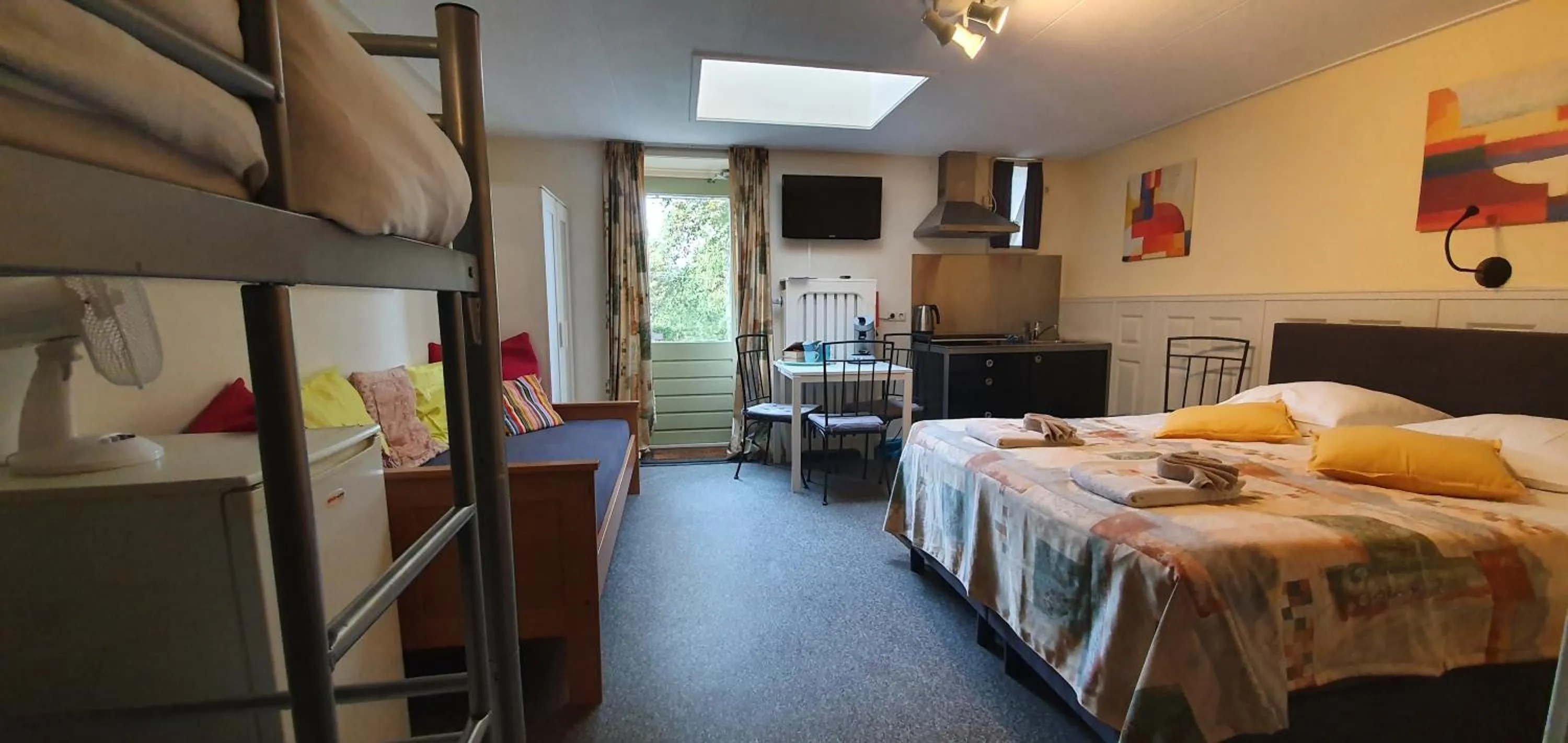 Photo of the whole room in B&B Blauwestadhoeve