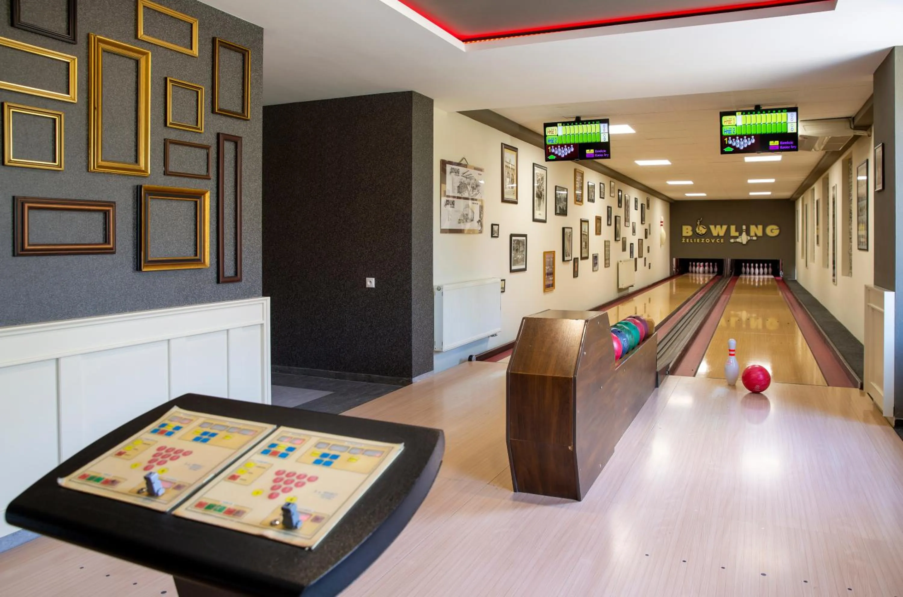 Bowling in Pension Eden