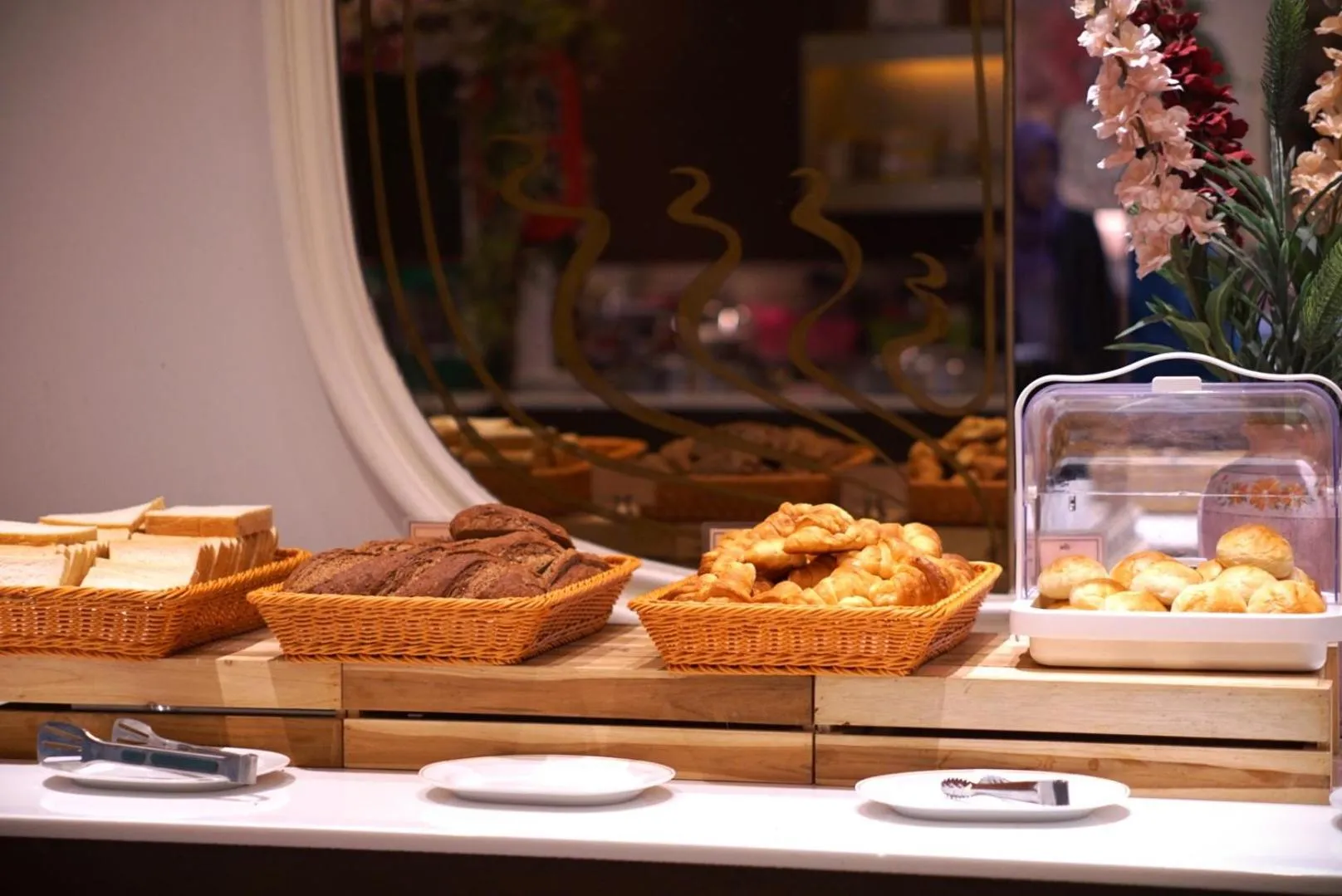 Restaurant/places to eat in Royal Benja Hotel - Big Room Family-Friendly