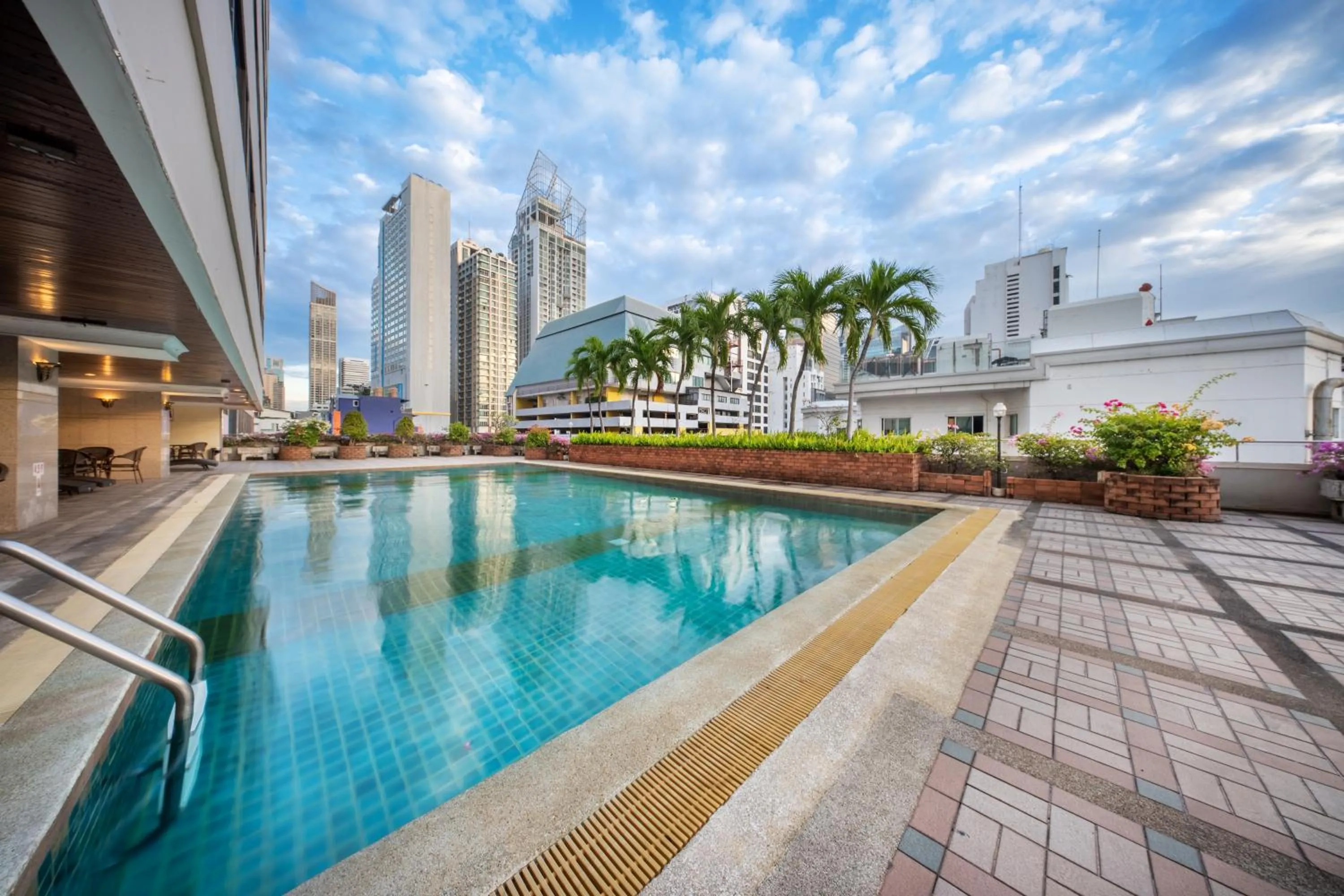 City view in Royal Benja Hotel - Big Room Family-Friendly