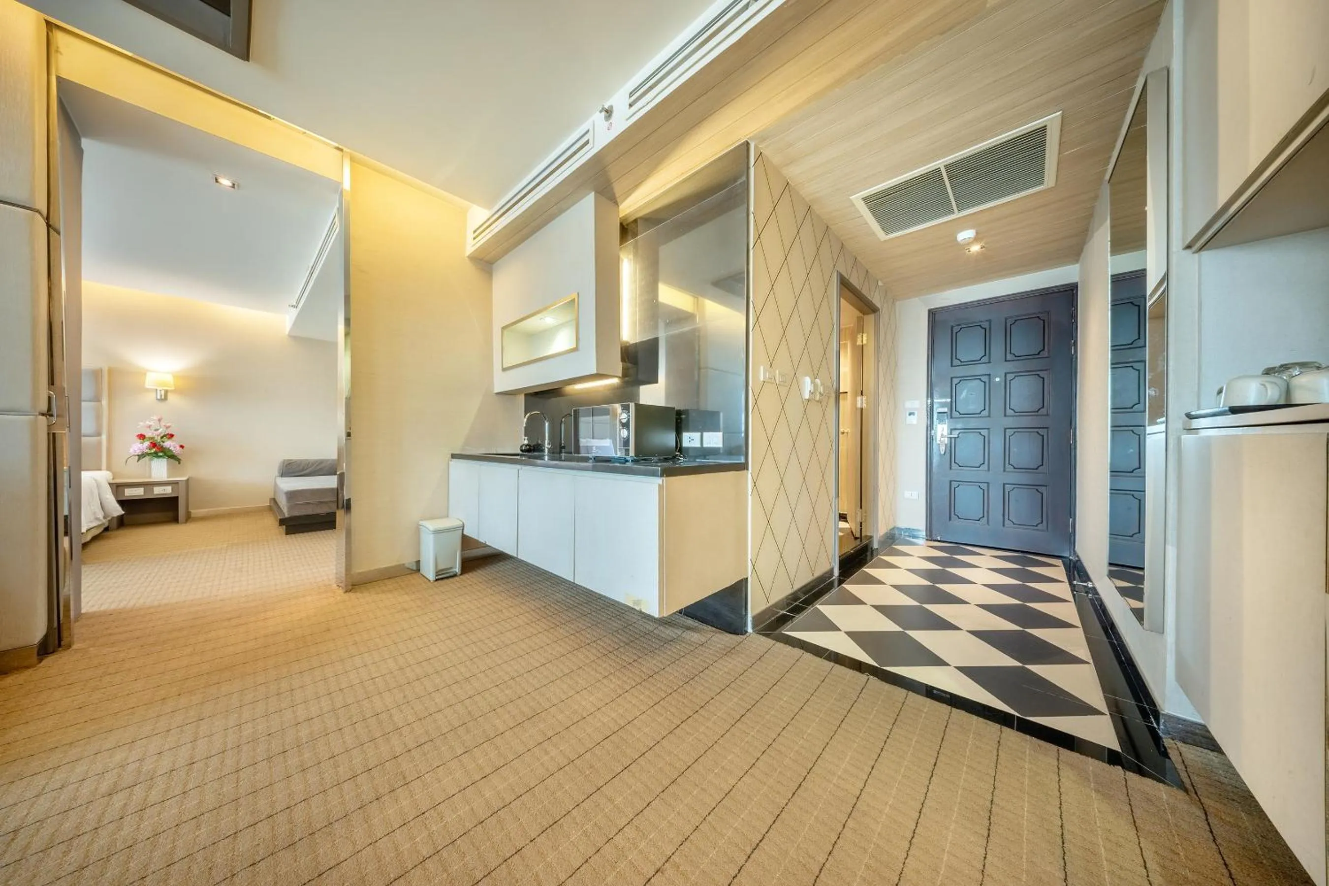 microwave, Bed in Royal Benja Hotel - Big Room Family-Friendly