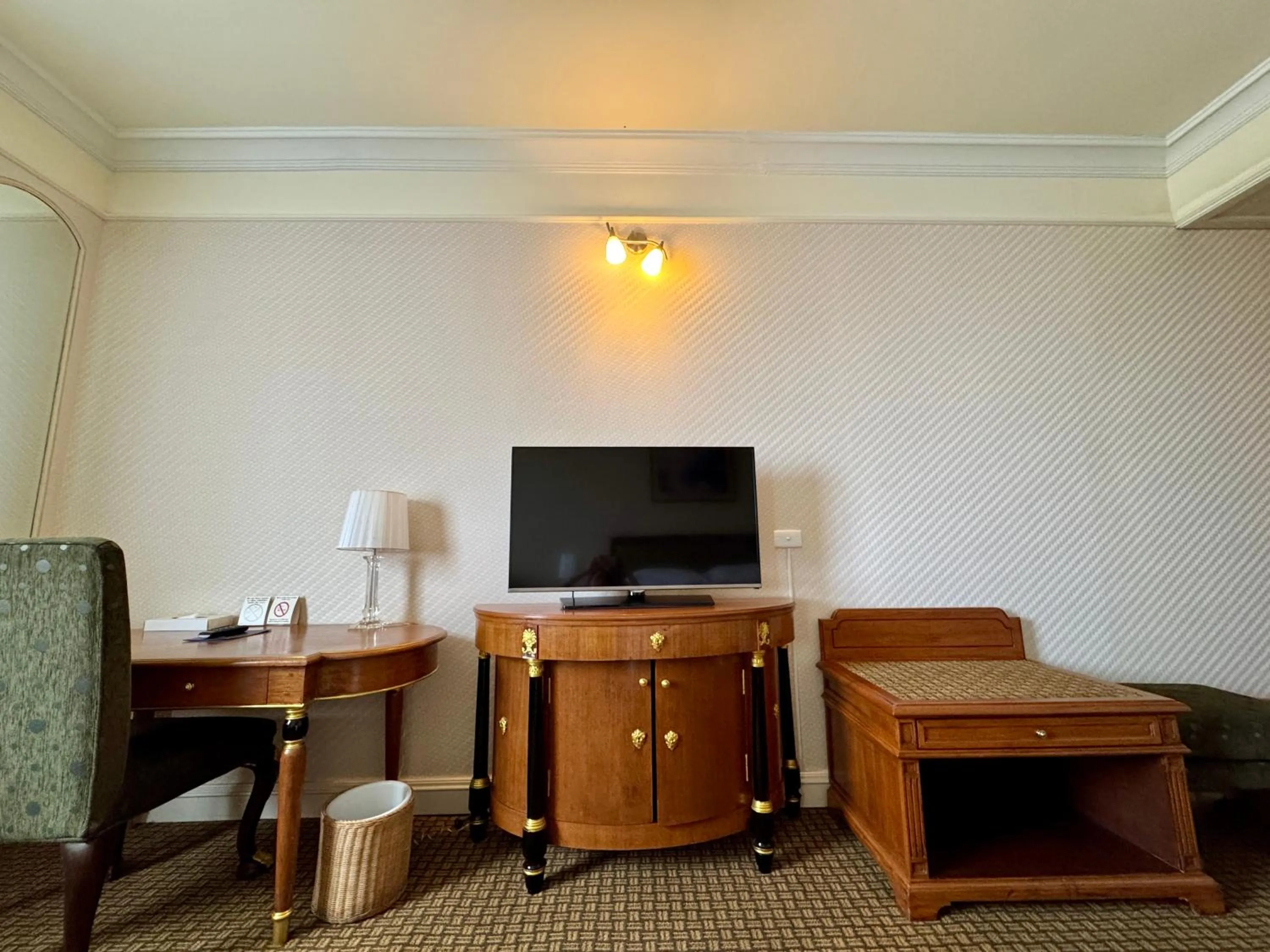 TV and multimedia in Royal Benja Hotel - Big Room Family-Friendly