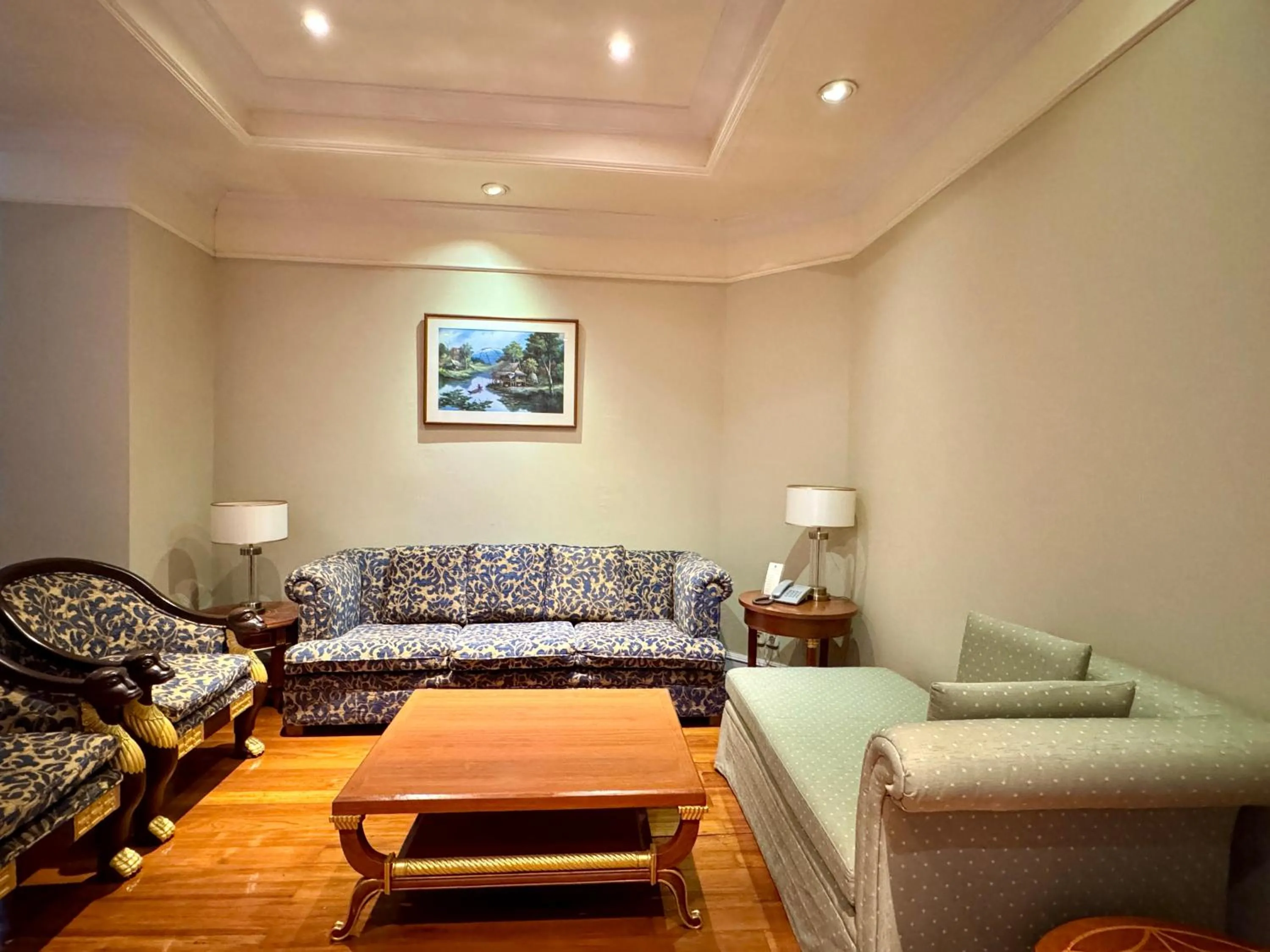 Living room in Royal Benja Hotel - Big Room Family-Friendly