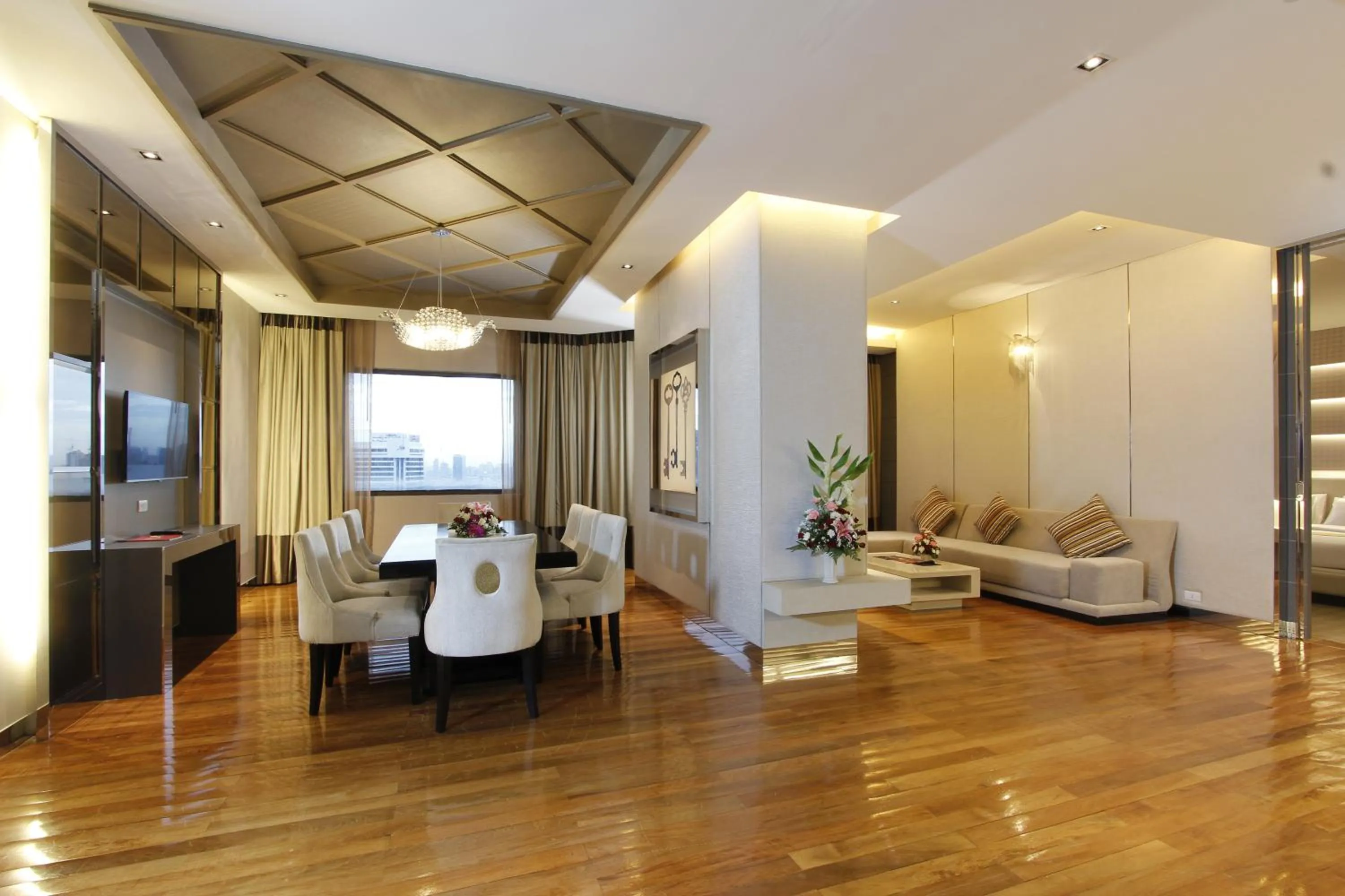 Living room in Royal Benja Hotel - Big Room Family-Friendly