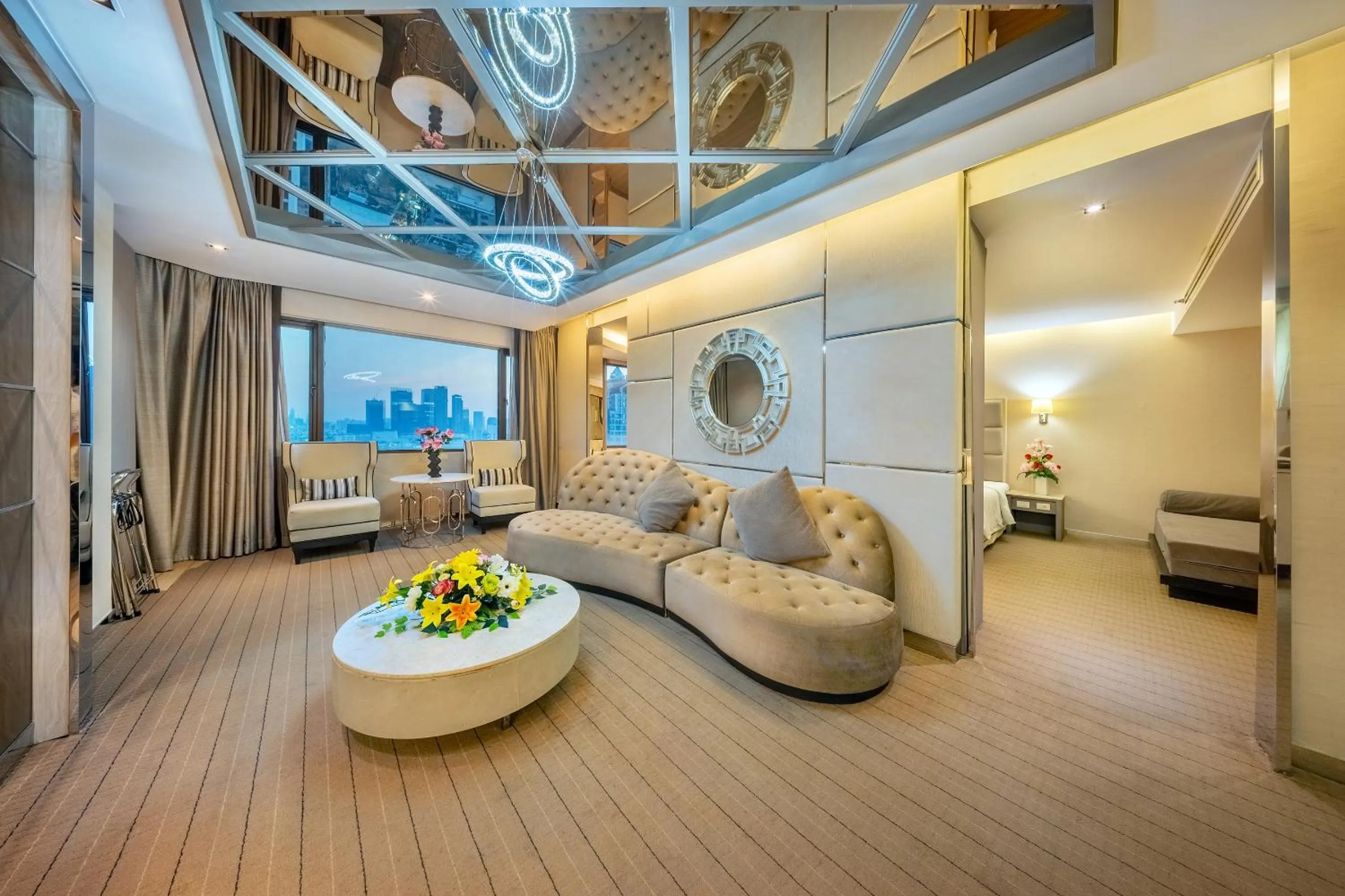 TV and multimedia in Royal Benja Hotel - Big Room Family-Friendly