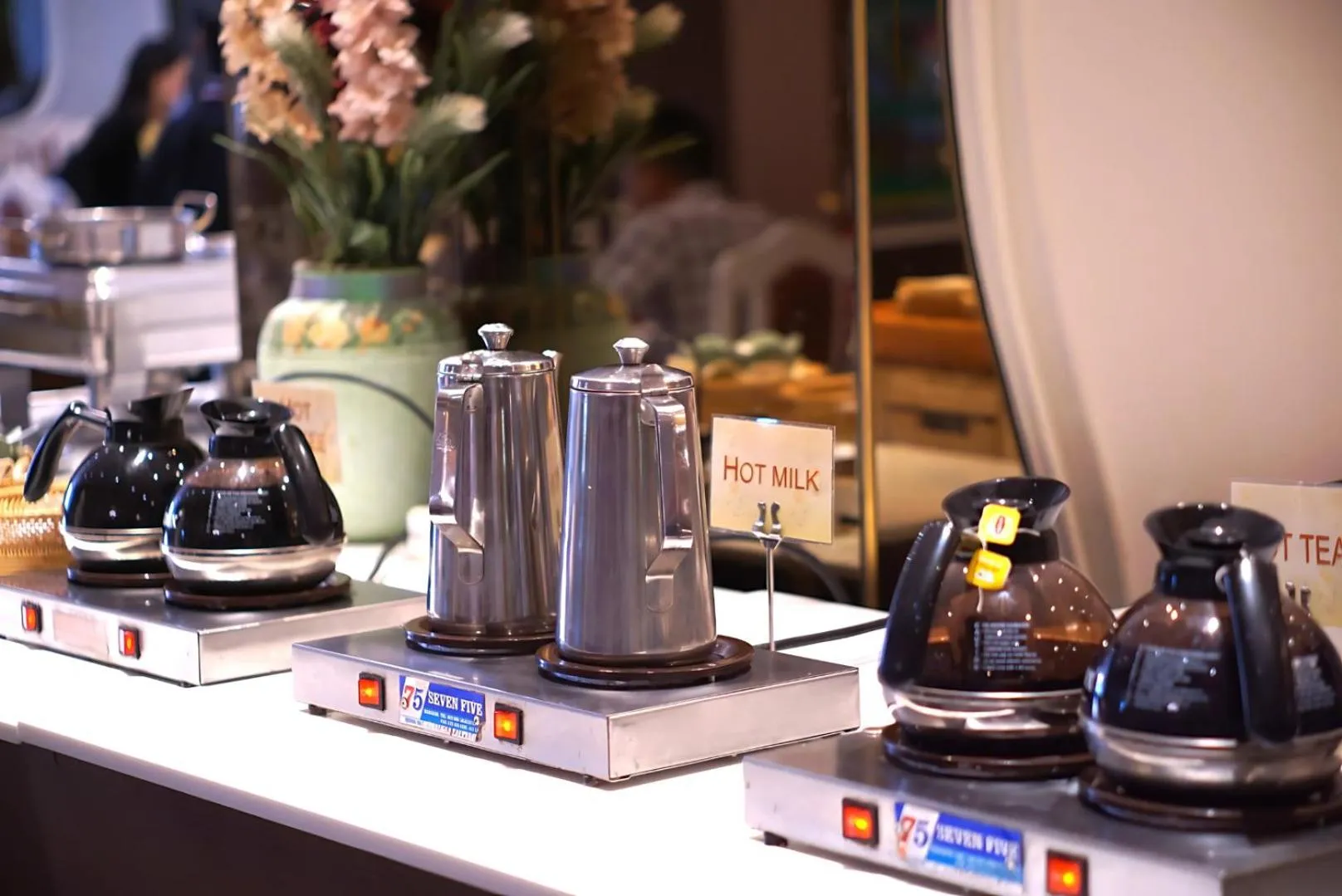 Restaurant/places to eat in Royal Benja Hotel - Big Room Family-Friendly