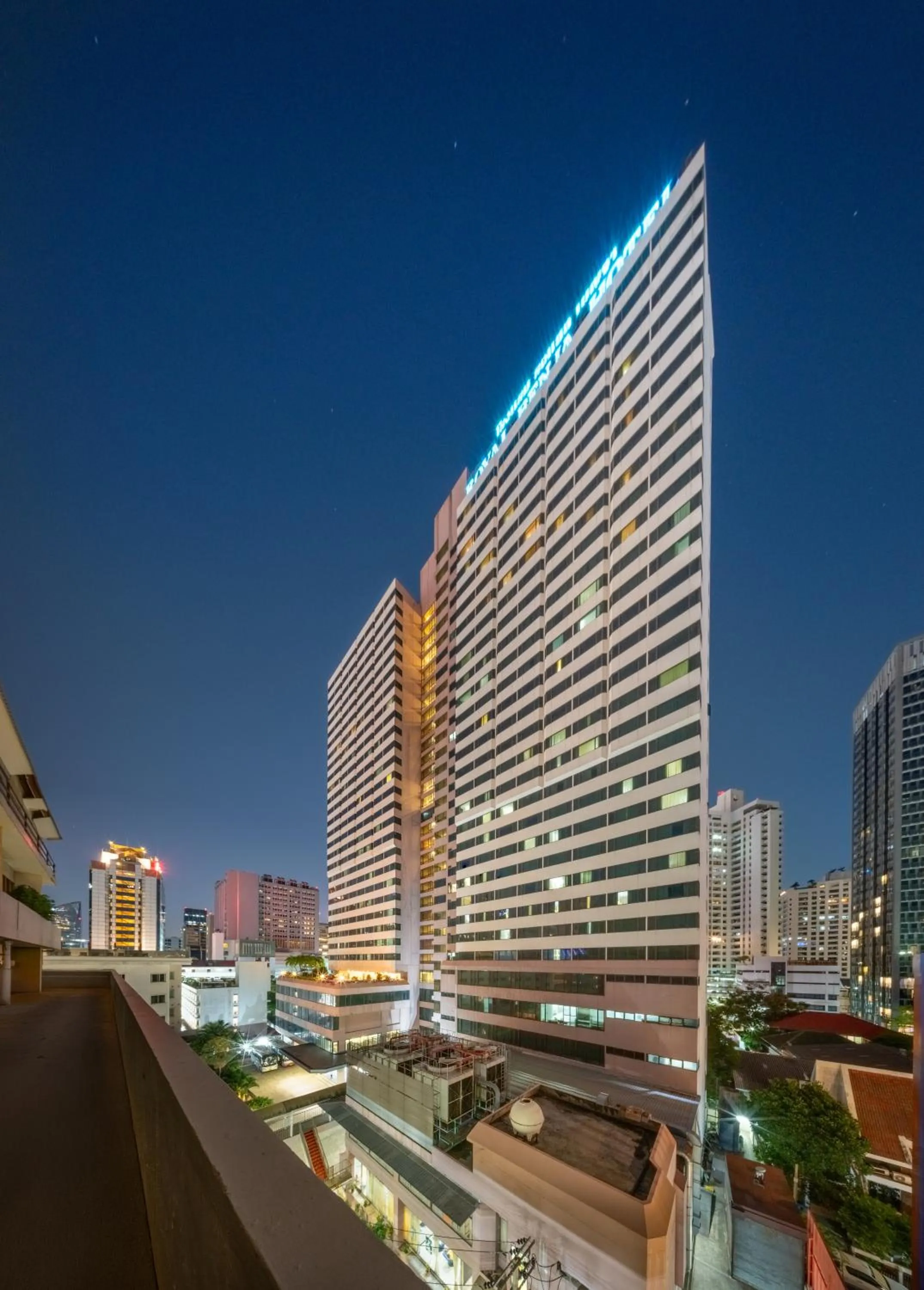 Property building in Royal Benja Hotel - Big Room Family-Friendly