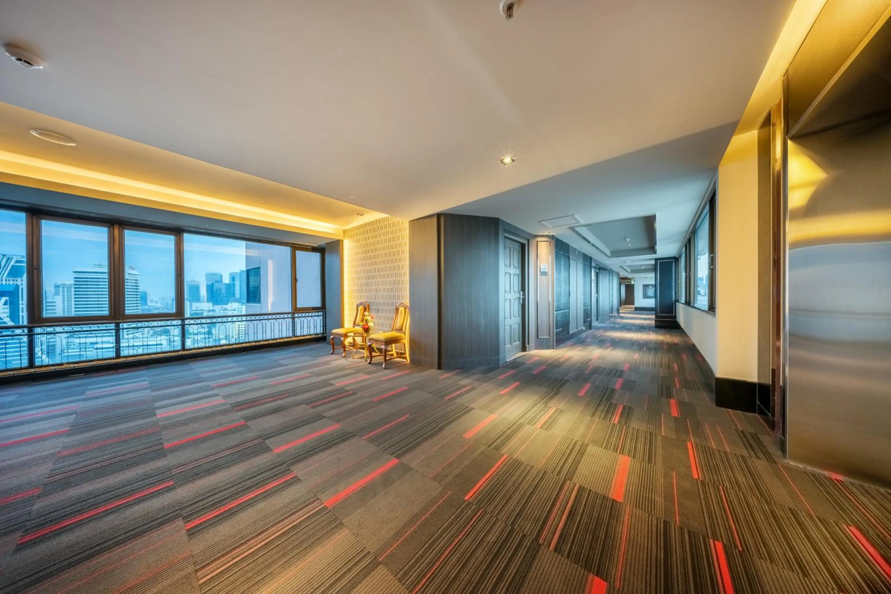 Property building in Royal Benja Hotel - Big Room Family-Friendly