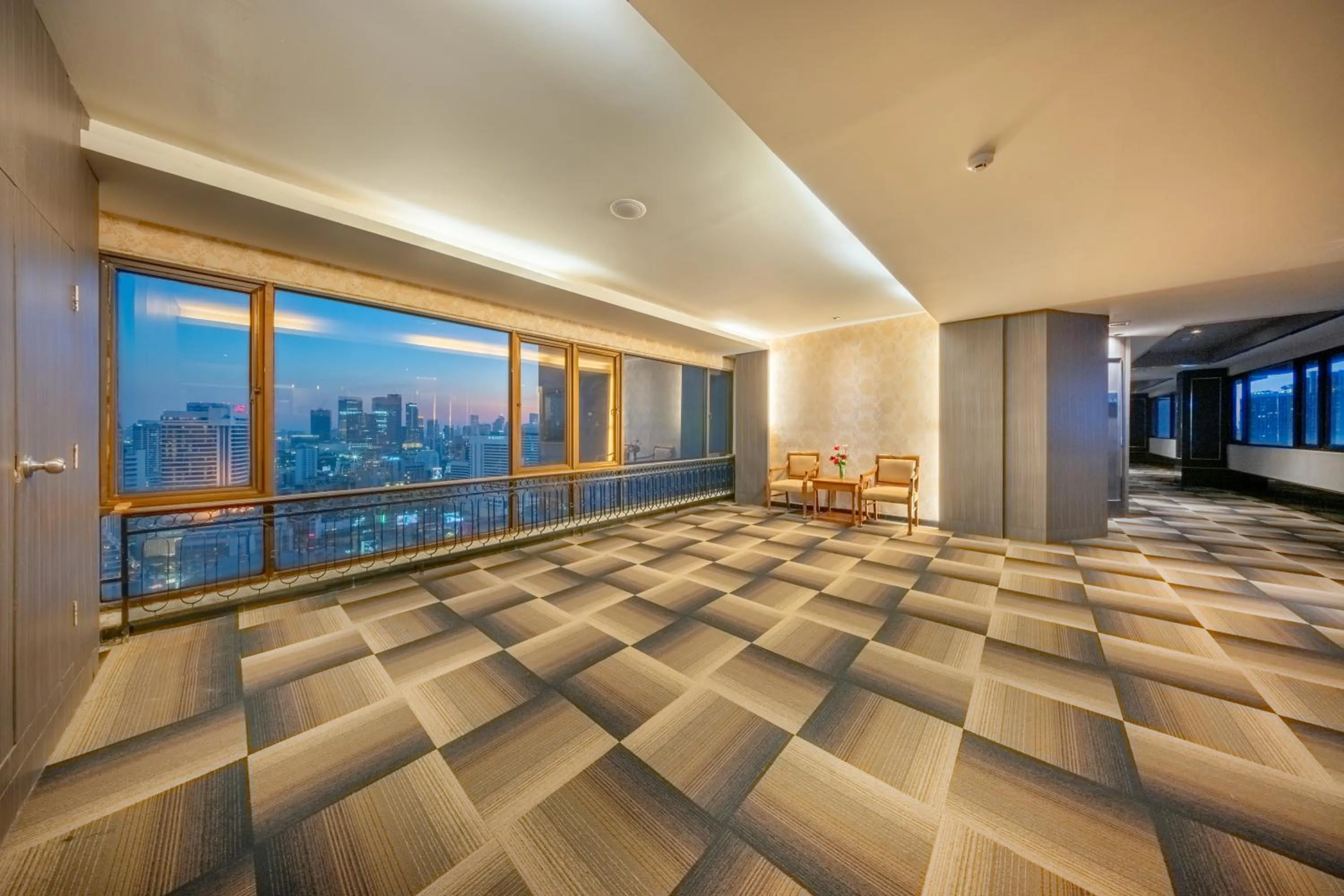 Property building in Royal Benja Hotel - Big Room Family-Friendly