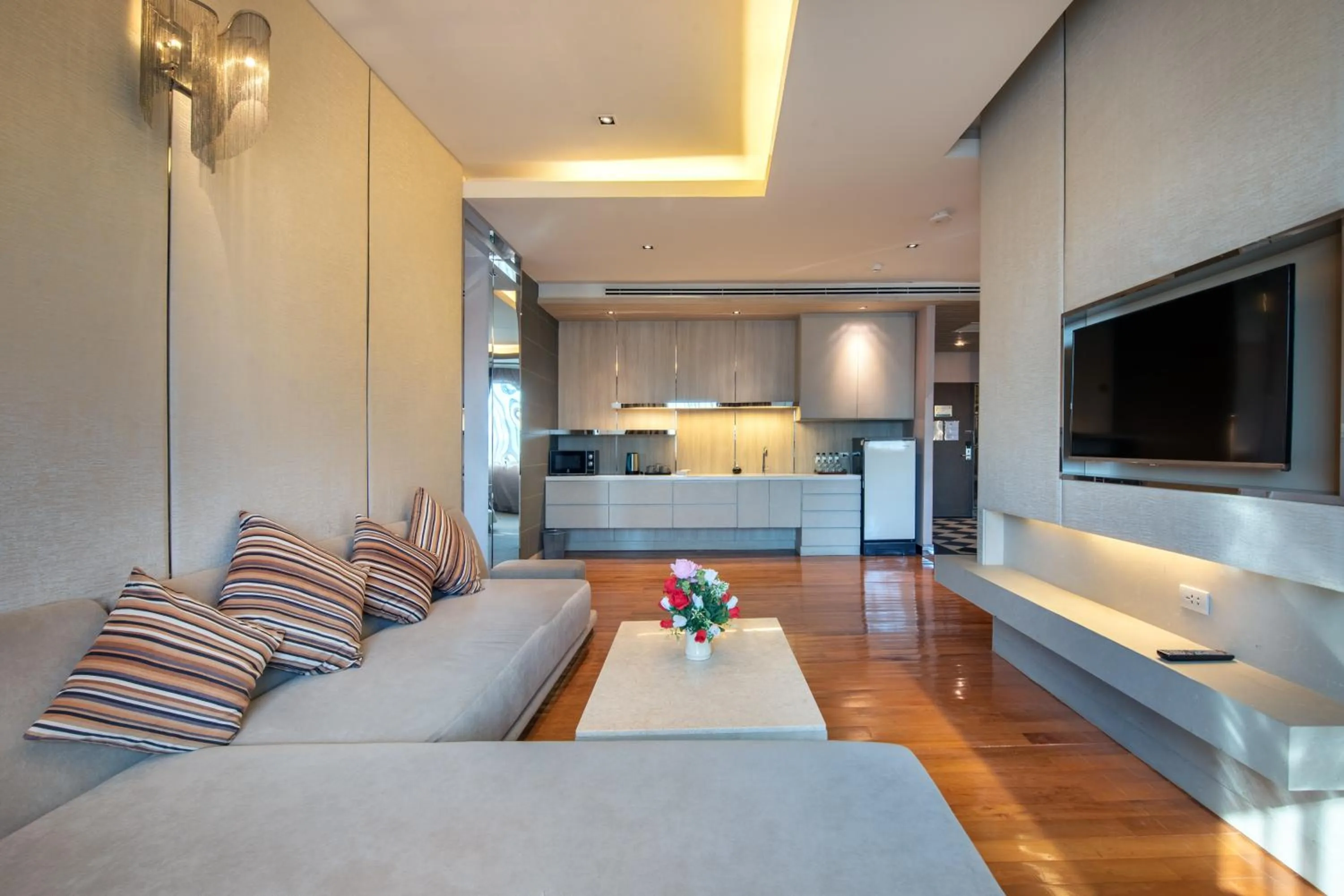 Communal lounge/ TV room in Royal Benja Hotel - Big Room Family-Friendly