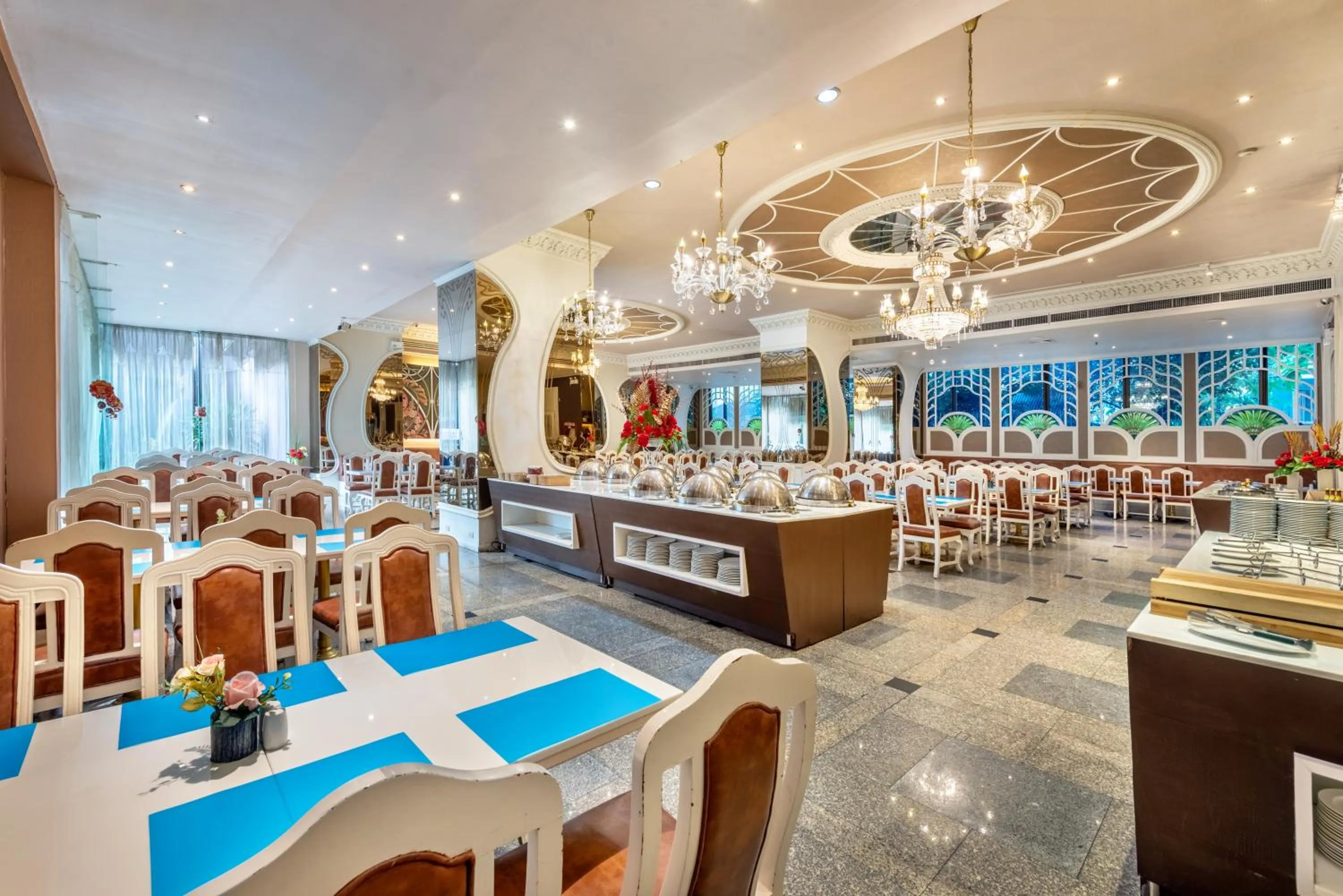 Restaurant/places to eat in Royal Benja Hotel - Big Room Family-Friendly