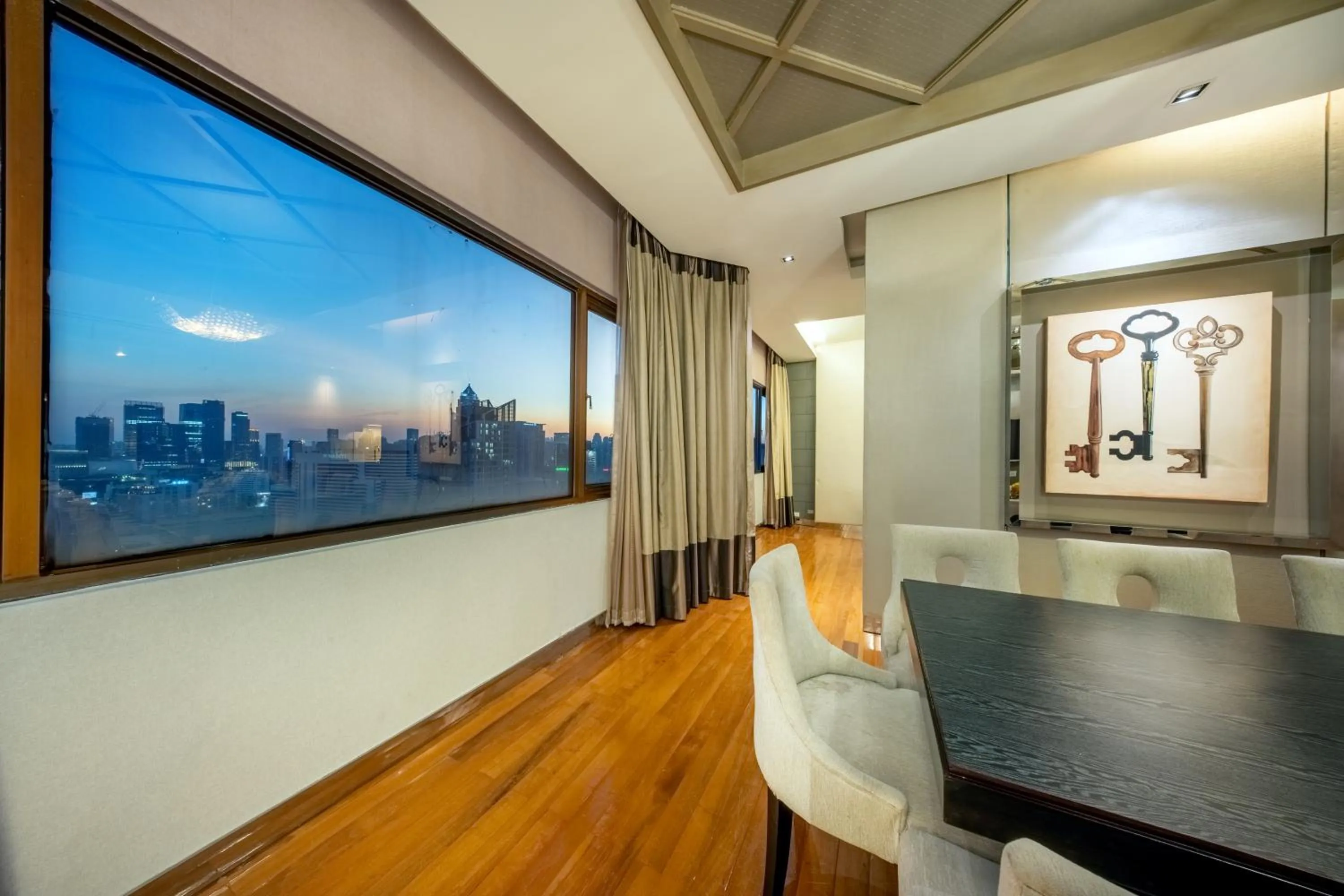 Dining area in Royal Benja Hotel - Big Room Family-Friendly