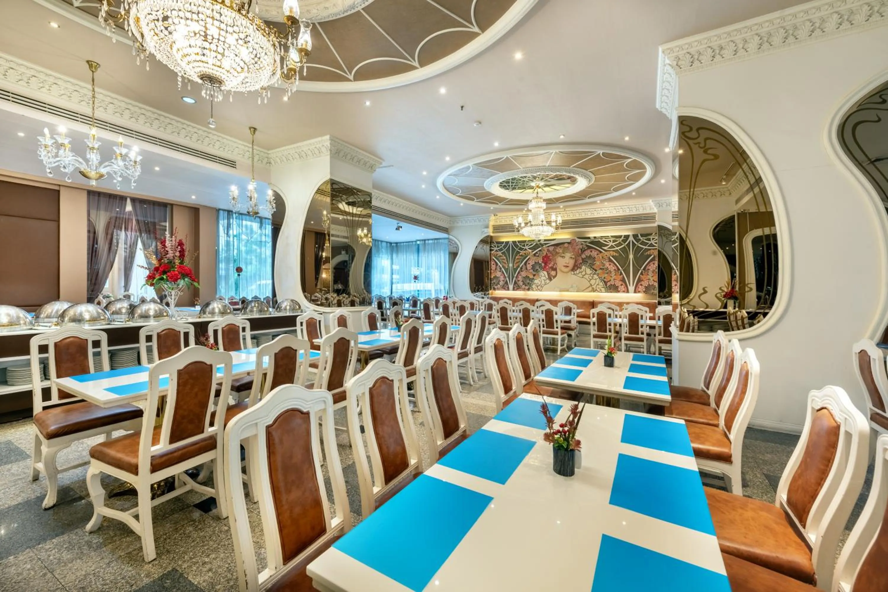 Restaurant/places to eat in Royal Benja Hotel - Big Room Family-Friendly