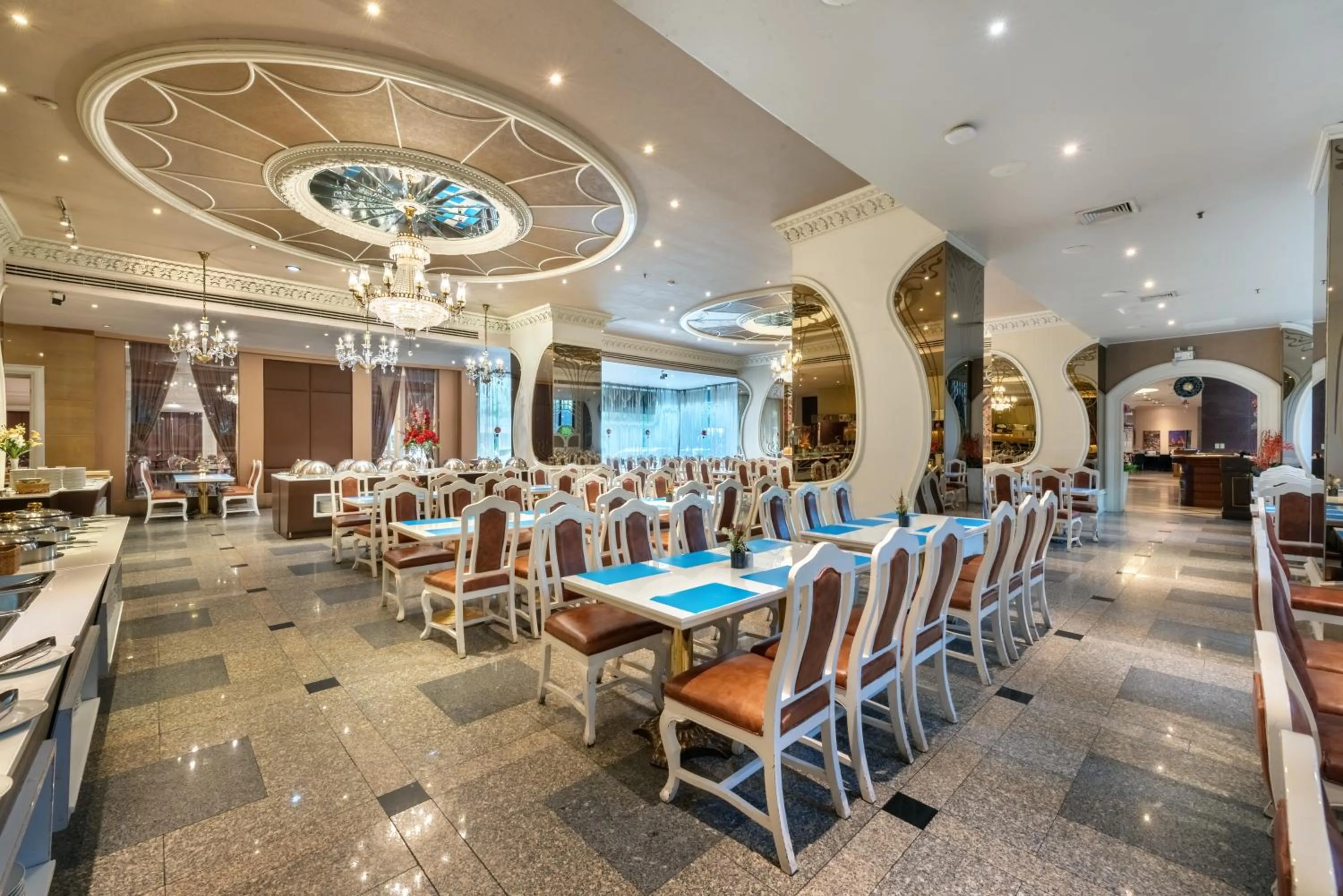 Restaurant/places to eat in Royal Benja Hotel - Big Room Family-Friendly