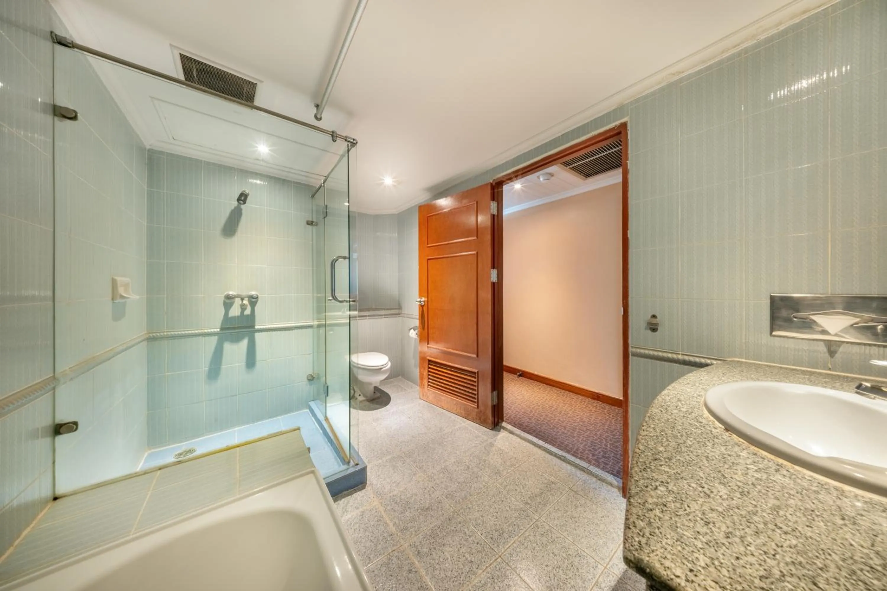 Shower in Royal Benja Hotel - Big Room Family-Friendly